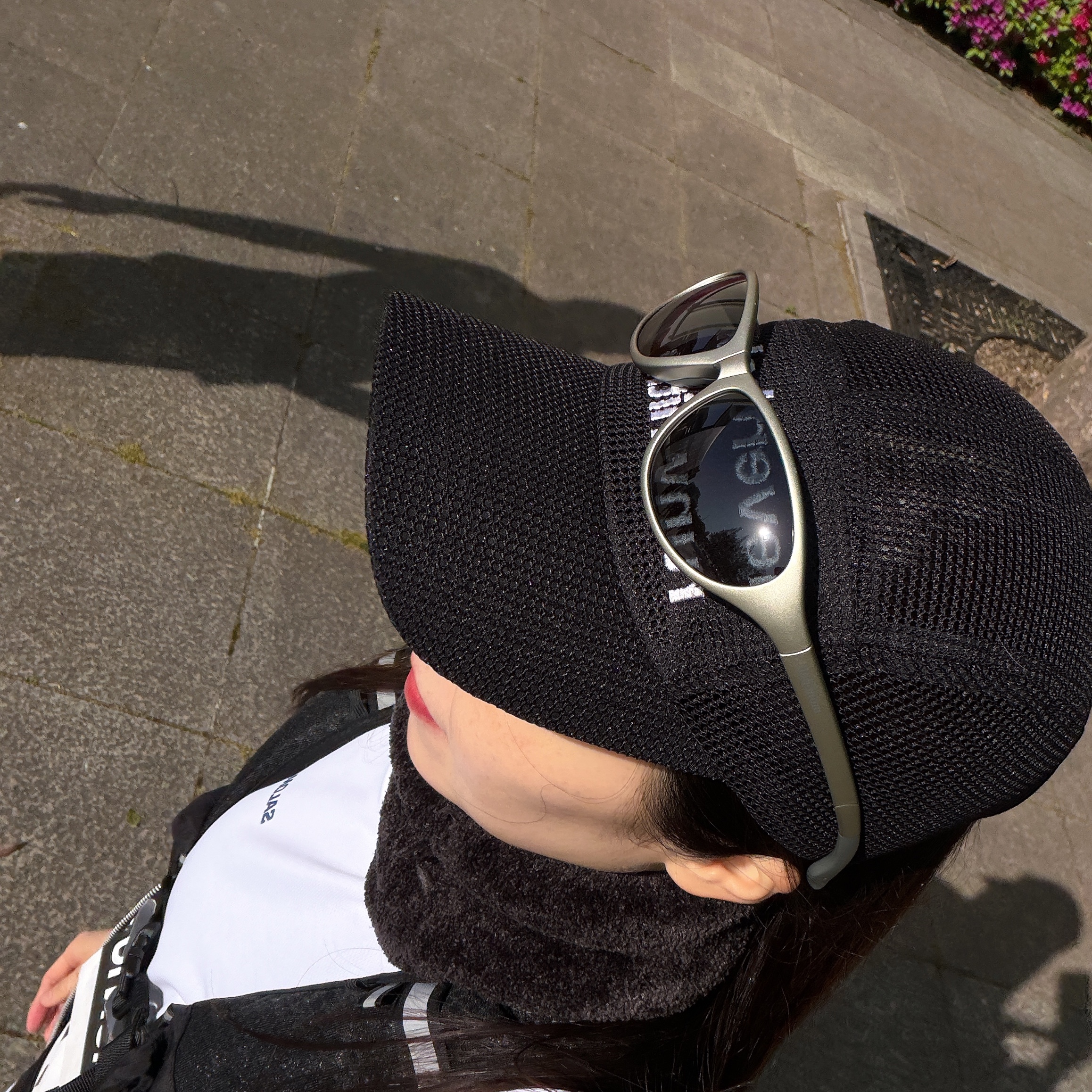 Montbell Trekking Glasses Silver Metallic Light Grey 착용 스타일
