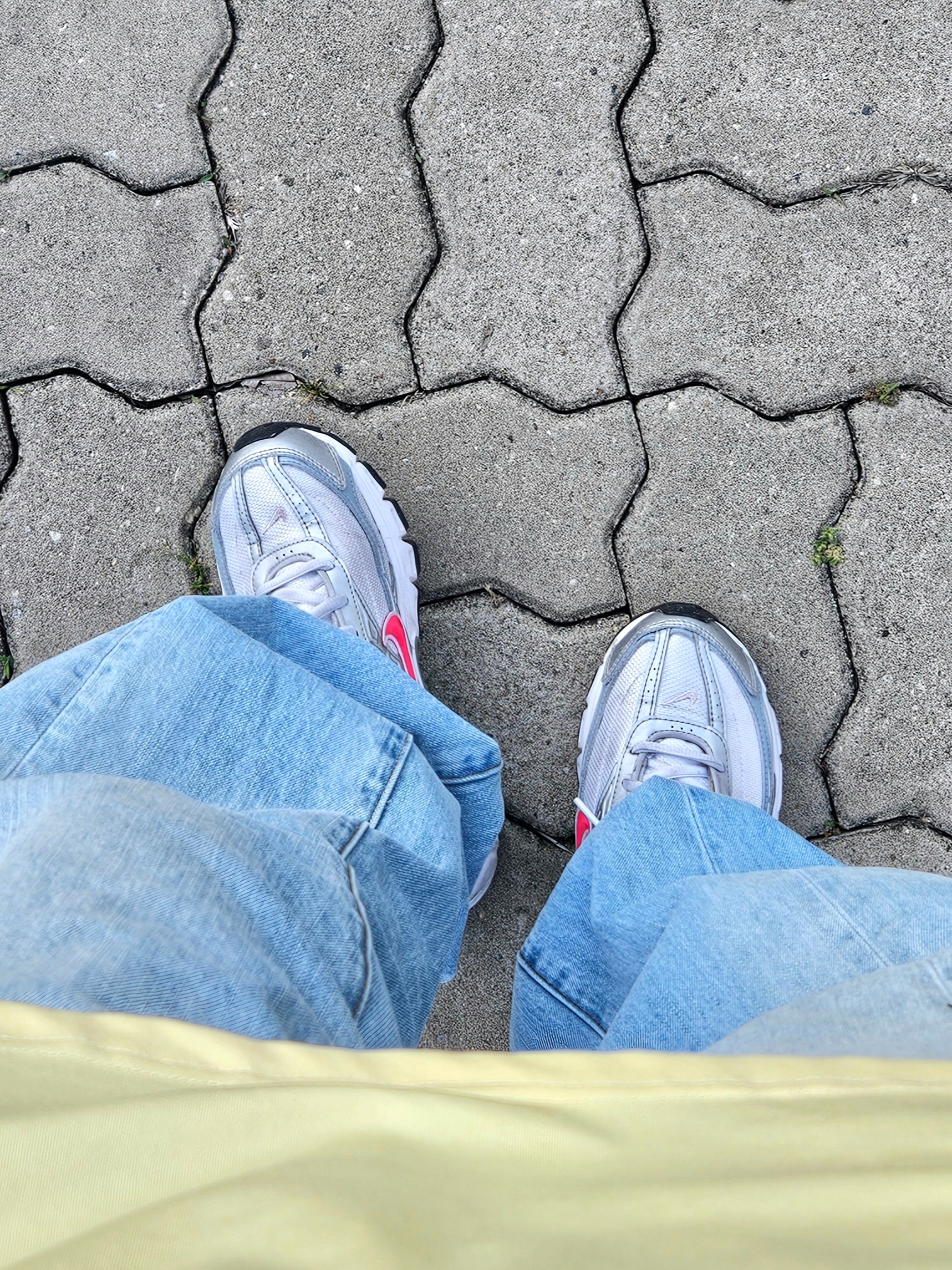 (W) Nike Initiator Cherry Metallic Silver 착용 스타일