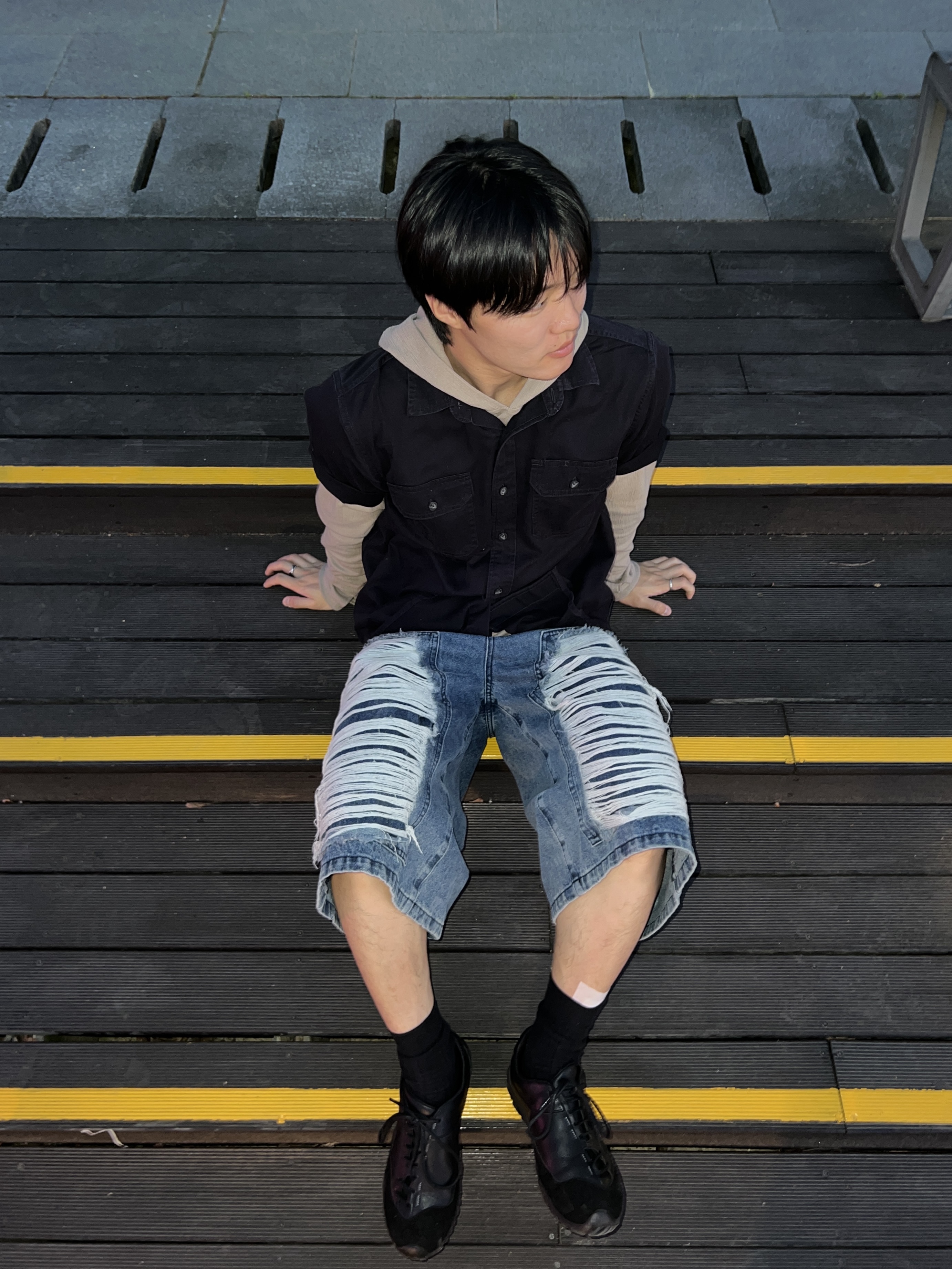 [KREAM 단독] NOMANUAL Destroyed Bermuda Pants Washed Navy 착용 스타일 - 2