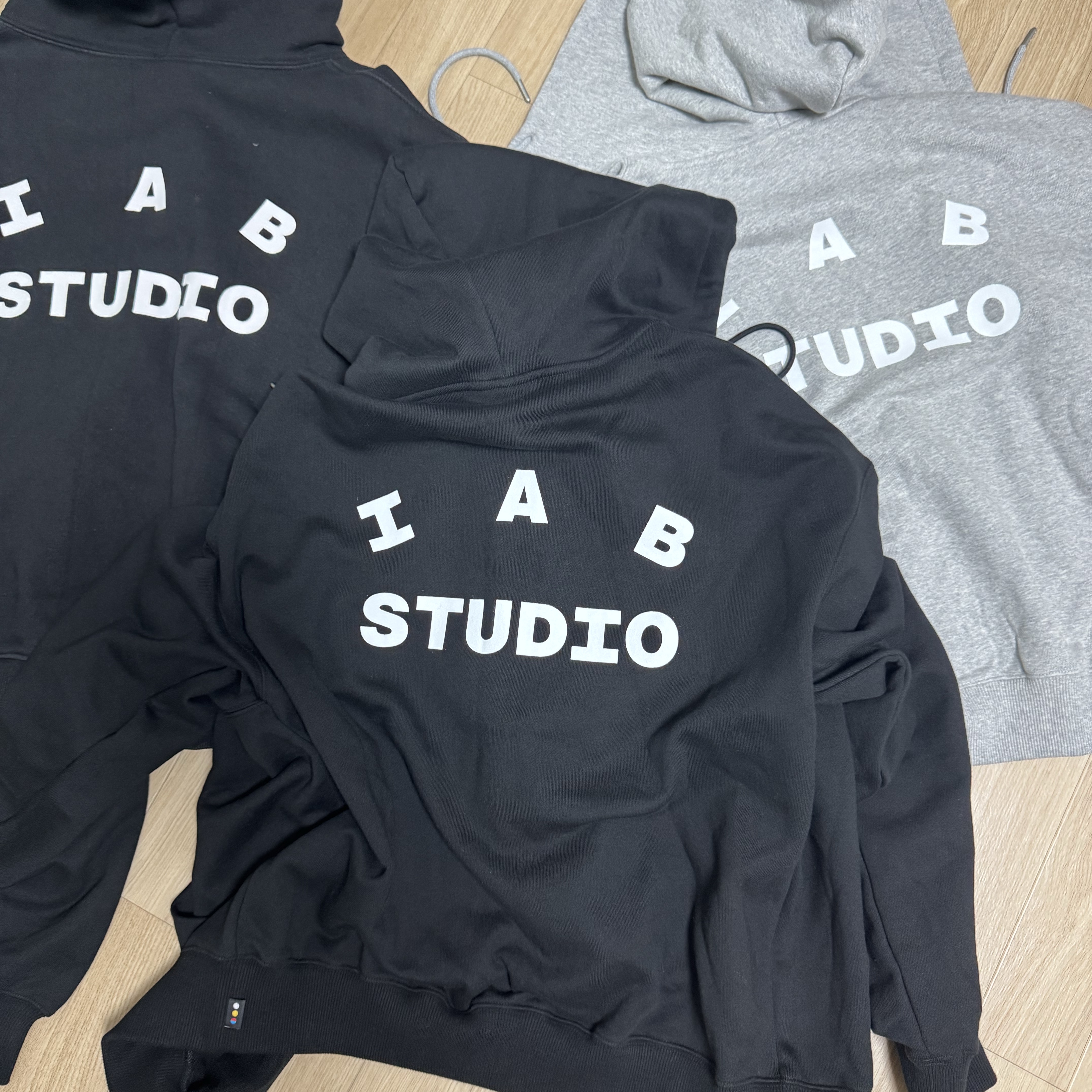 IAB Studio Zip-Up Hoodie Melange Gray - 26SS, IAB Studio Zip-Up Hoodie Black - 26SS 착용 스타일