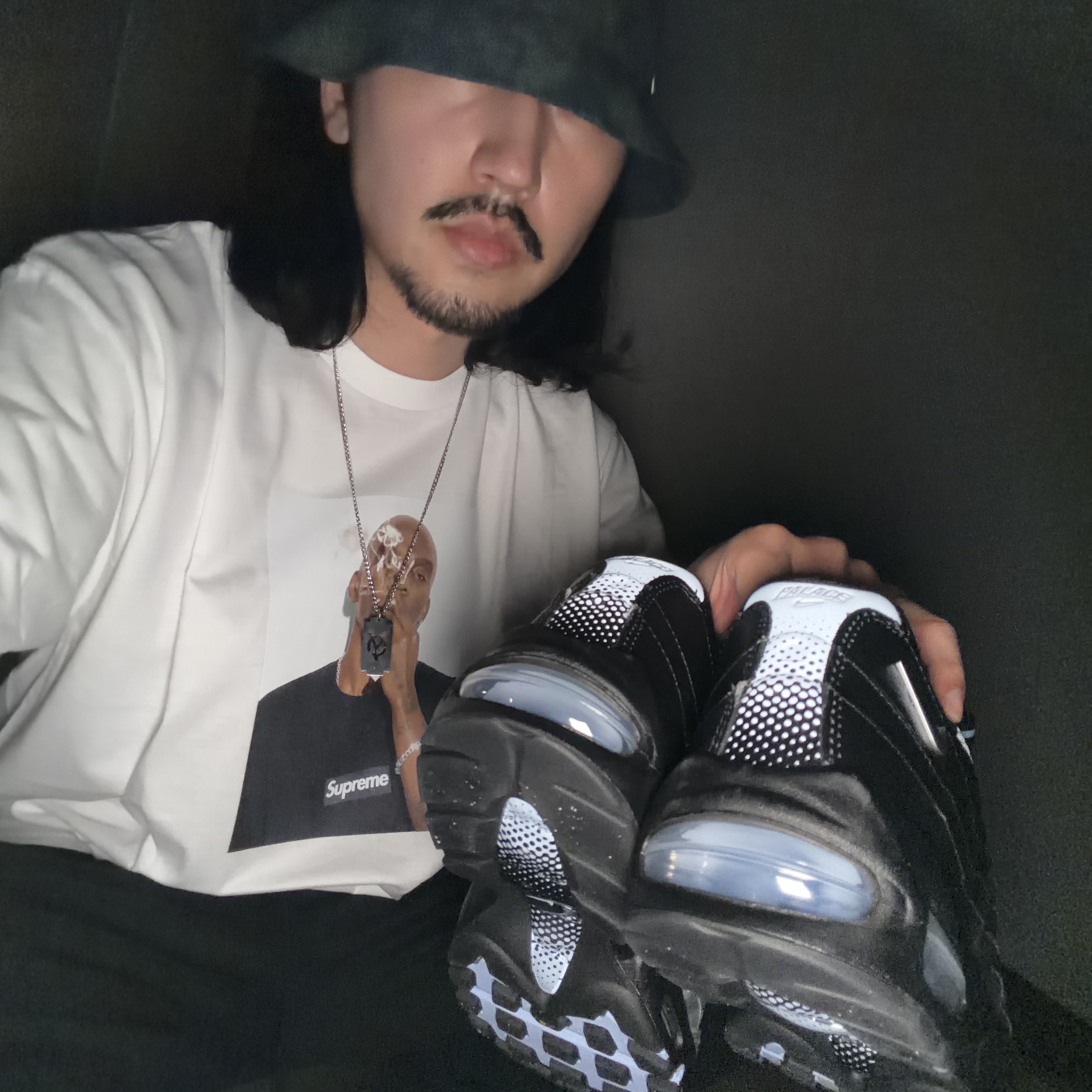 Supreme Dean Blunt T-Shirt White - 25SS, Nike NRG Bucket Hat Black 착용 스타일 - 1
