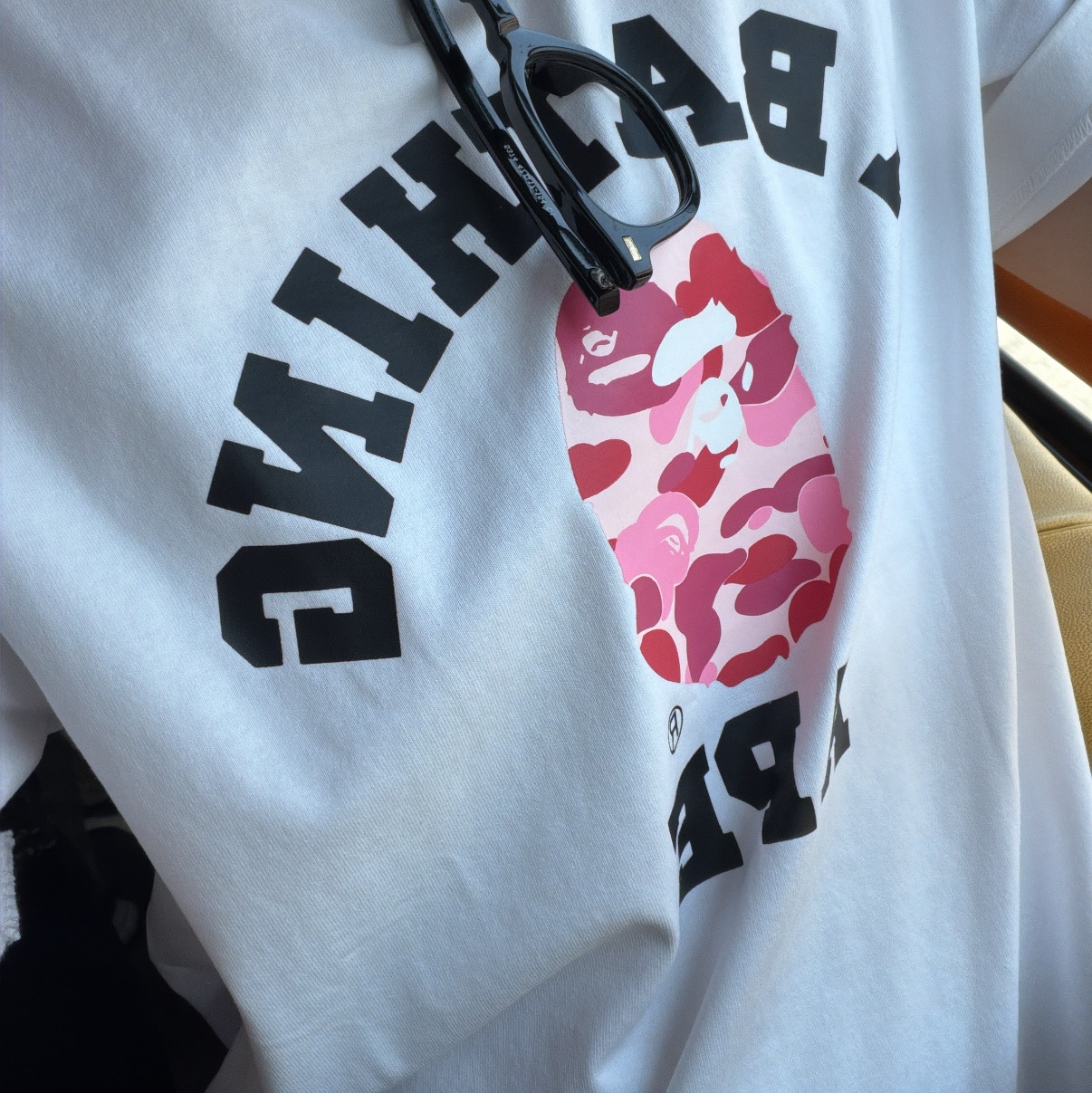 (W) BAPE Glitch Woodland Camo College T-Shirt White Pink 착용 스타일