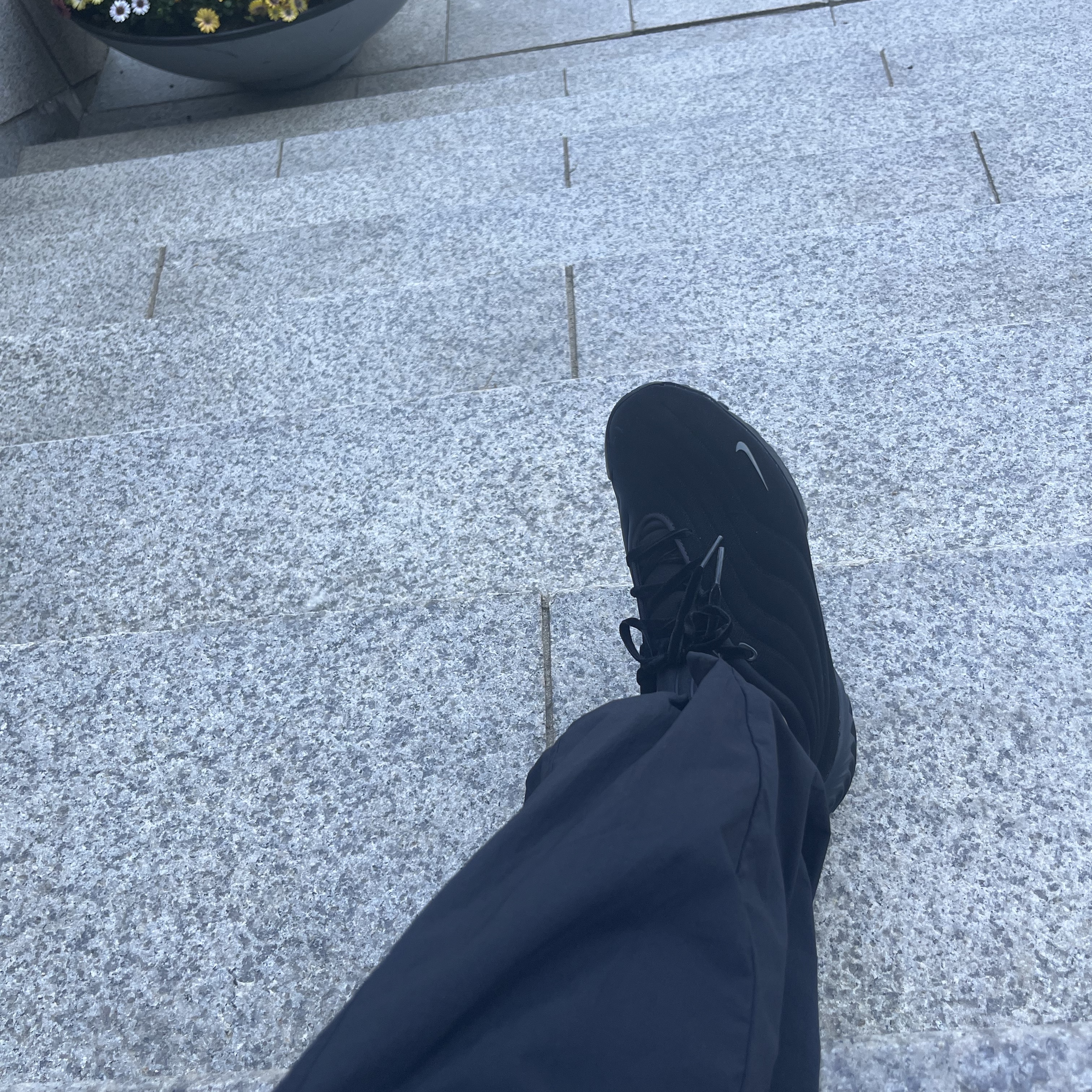 (W) Nike Astra Ultra Triple Black 착용 스타일 - 1