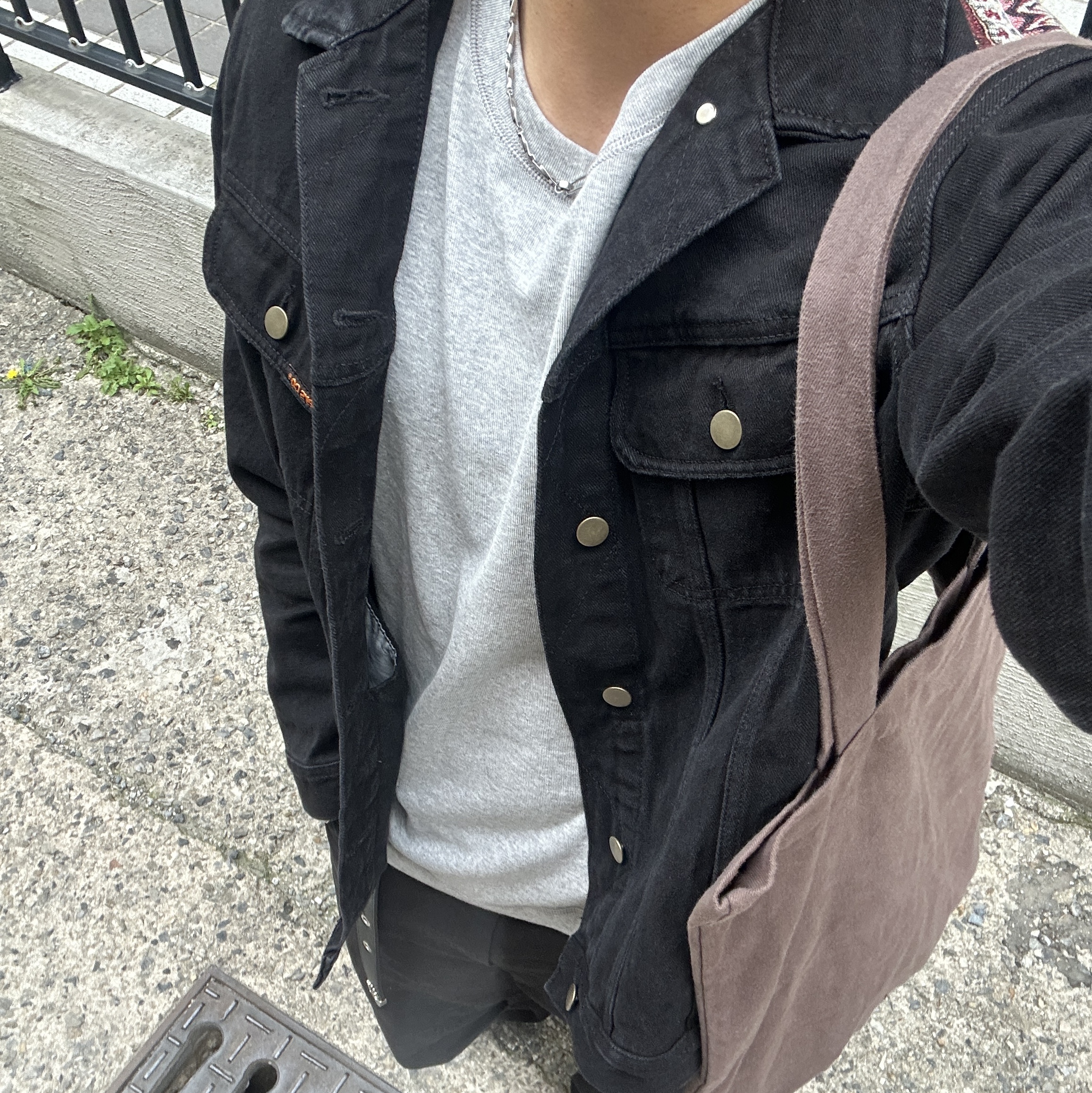 Casetify x Matin Kim iPhone Signature Magsafe Mirror Case Silver, Uniqlo x JW Anderson Bi-Color T-Shirt Grey 착용 스타일 - 3