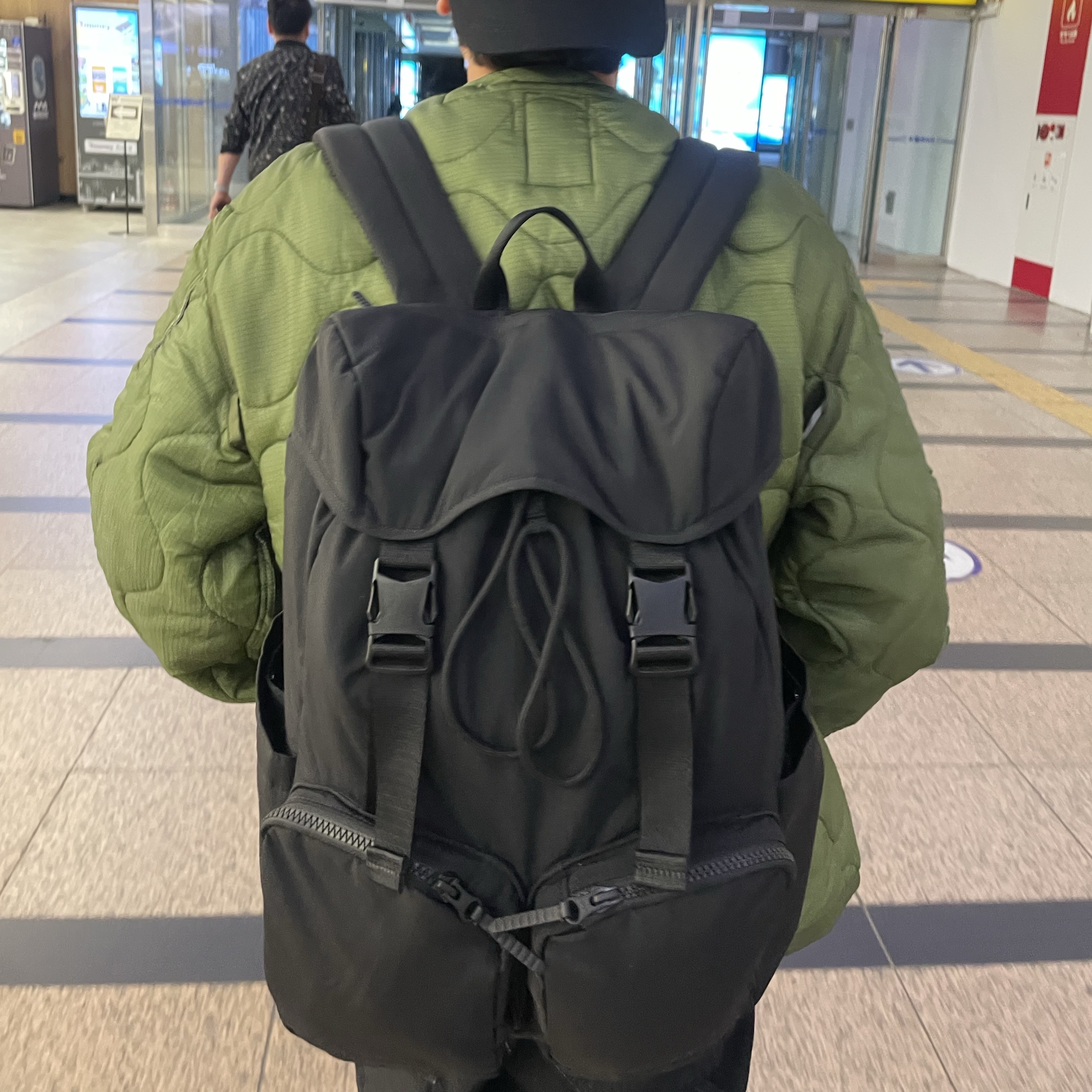 Uniqlo Multi Pocket Backpack Black 착용 스타일 - 3
