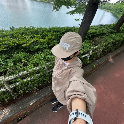 [KREAM 단독] runwhither Windbreaker Jacket V2 Gray 착용 스타일