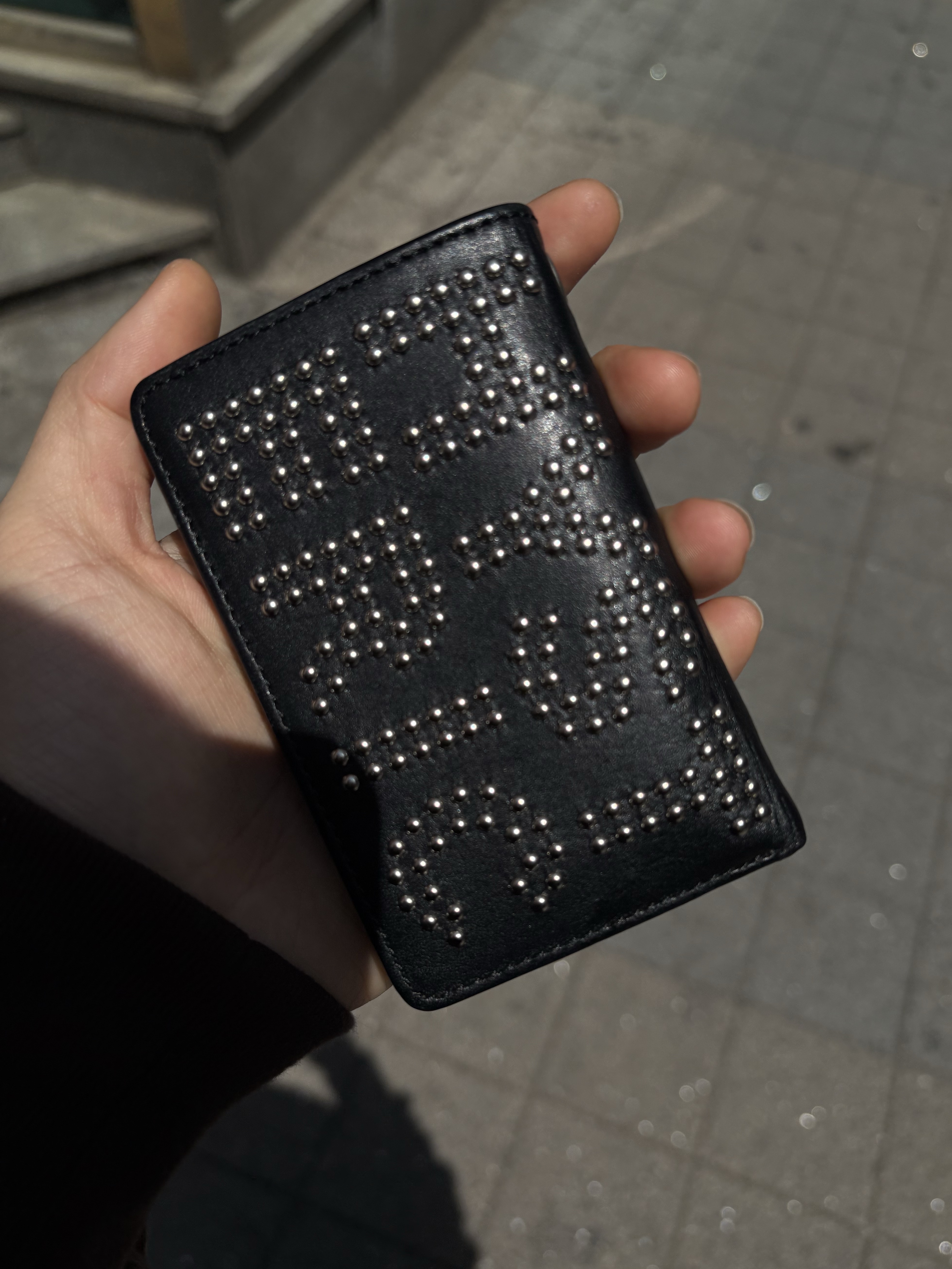 (W) Hysteric Glamour Logo Stud Tri-Fold Wallet Black 착용 스타일 - 2