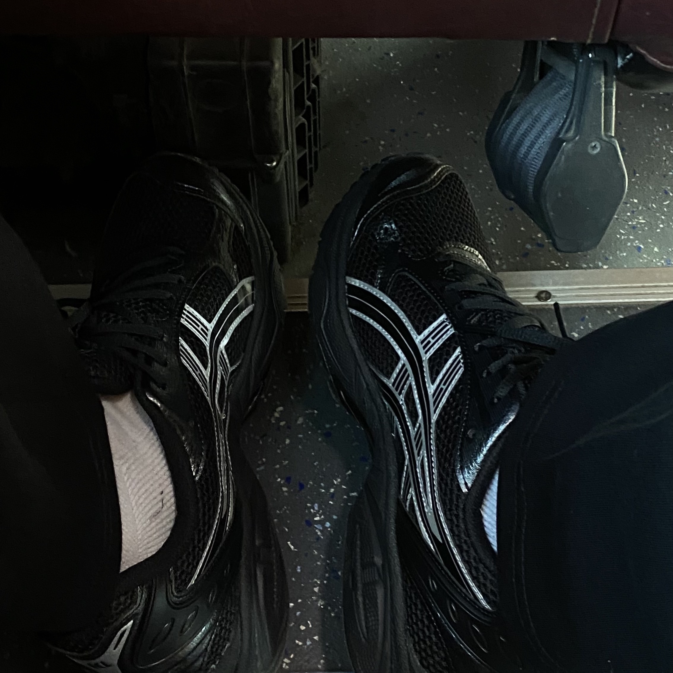 Asics Gel-Kayano 14 Black Pure Silver 착용 스타일 - 2