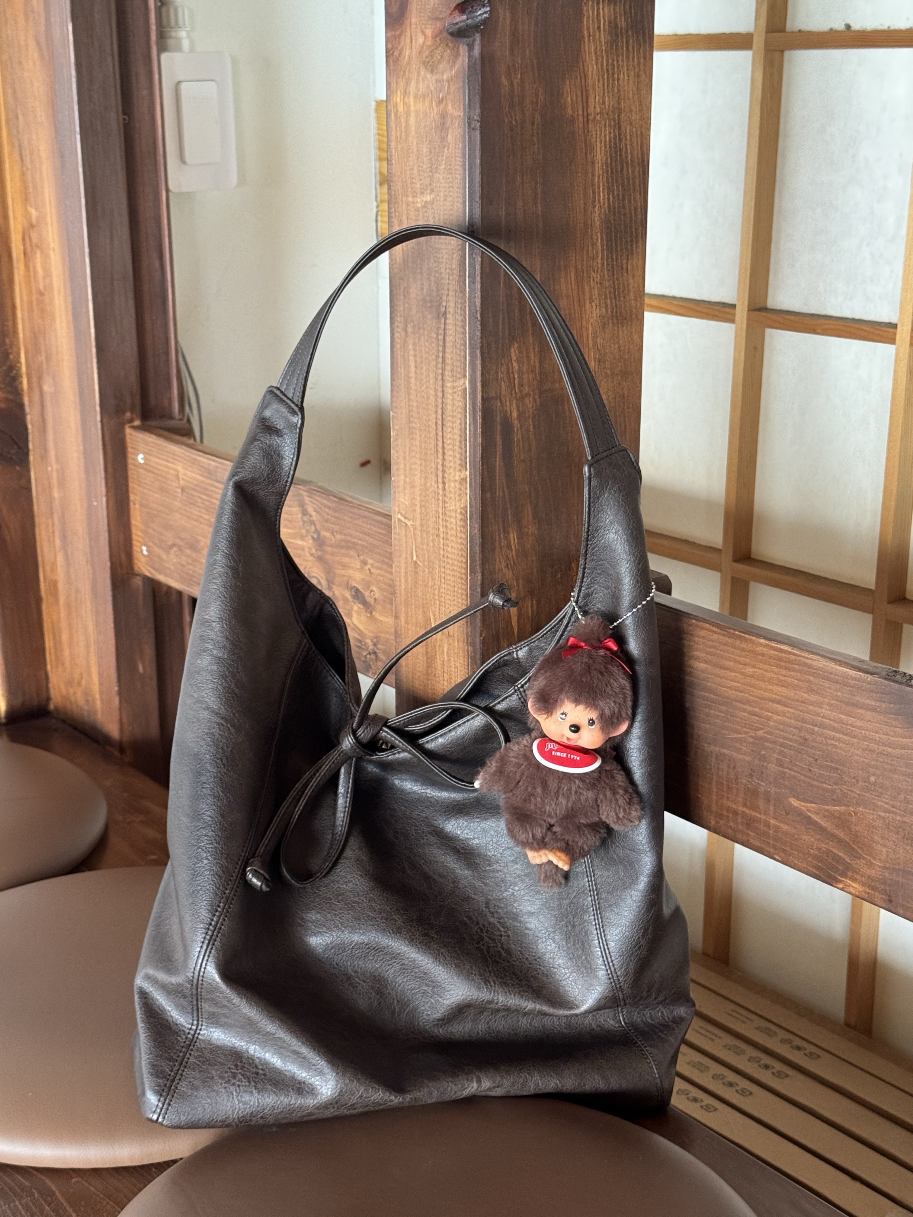 Monchhichi SS Girl Key Chain Brown 착용 스타일 - 2