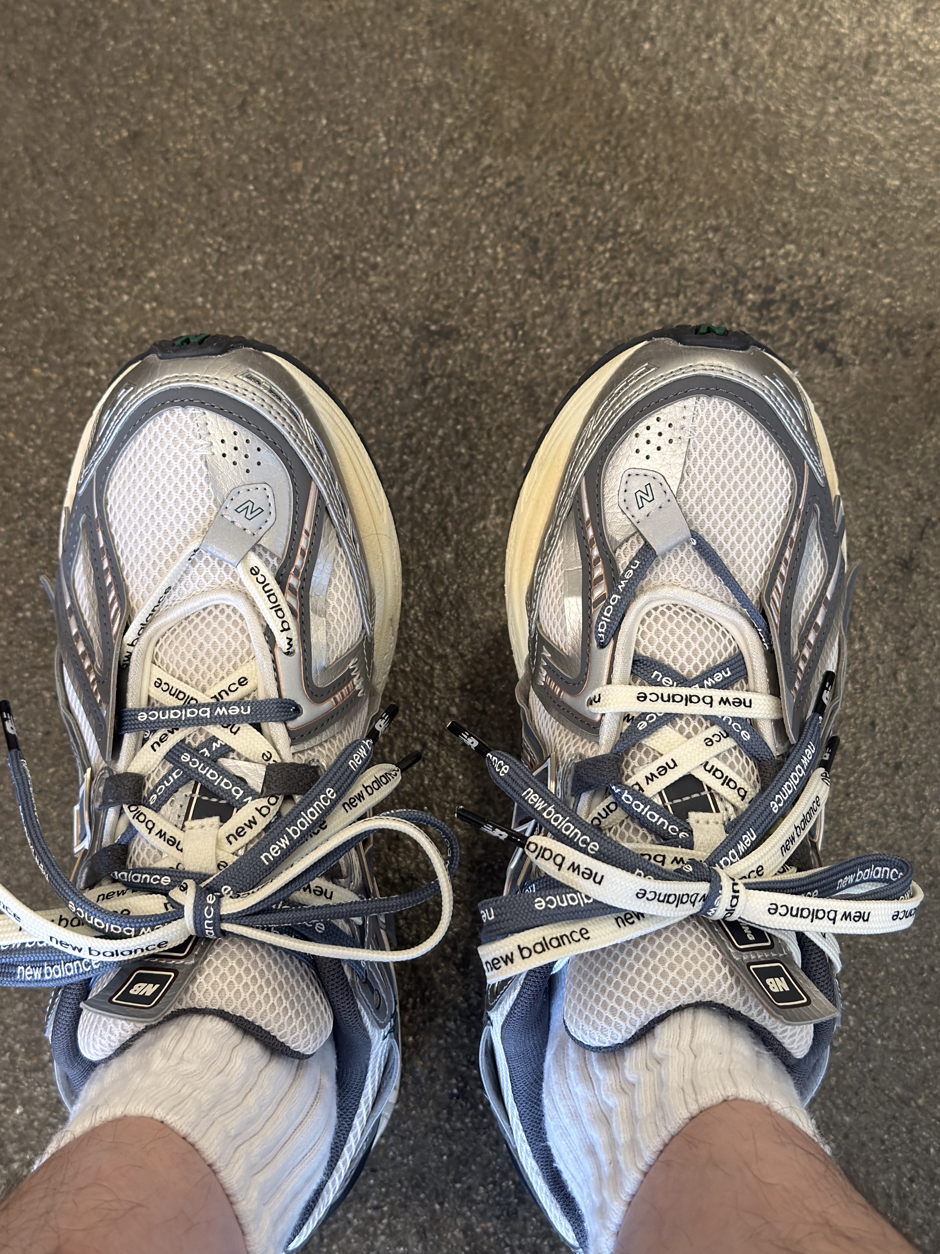 New Balance 1906A Silver Metallic Castlerock 착용 스타일