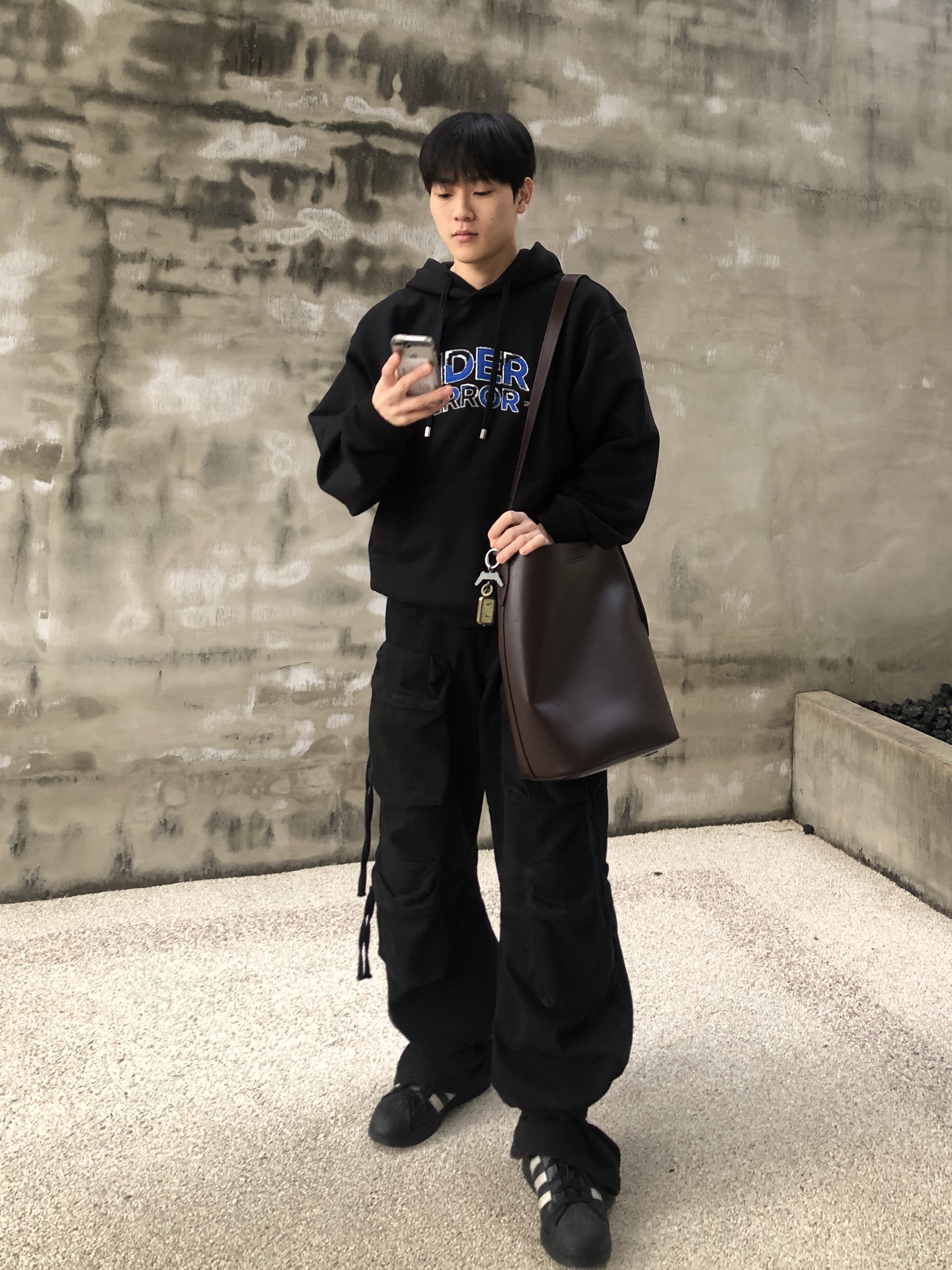Ader Error Edca Logo Hoodie Noir, Zara Utility Pocket Pants Black 착용 스타일 - 2