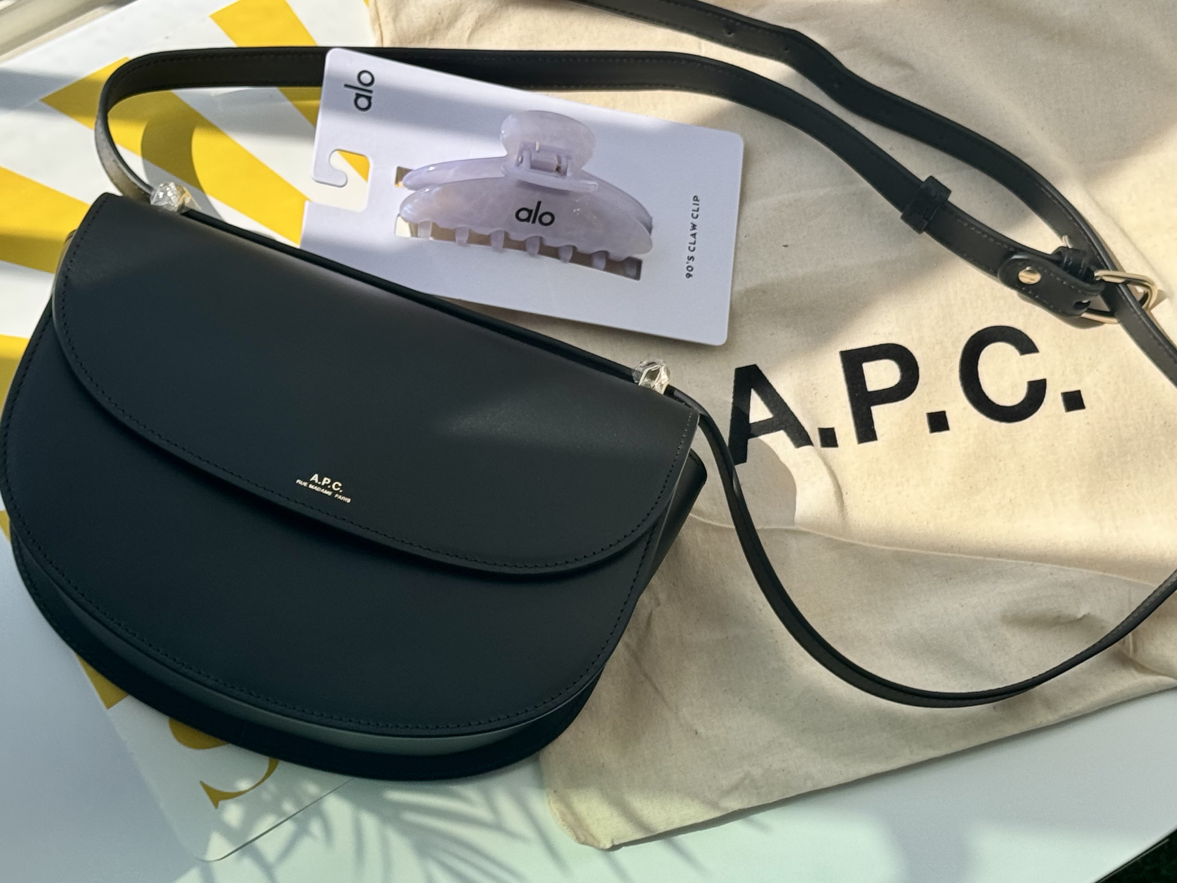 A.P.C. Geneve Bag Black, (W) Alo Yoga 90's Claw Clip Light Provence Blue Marble 착용 스타일 - 1