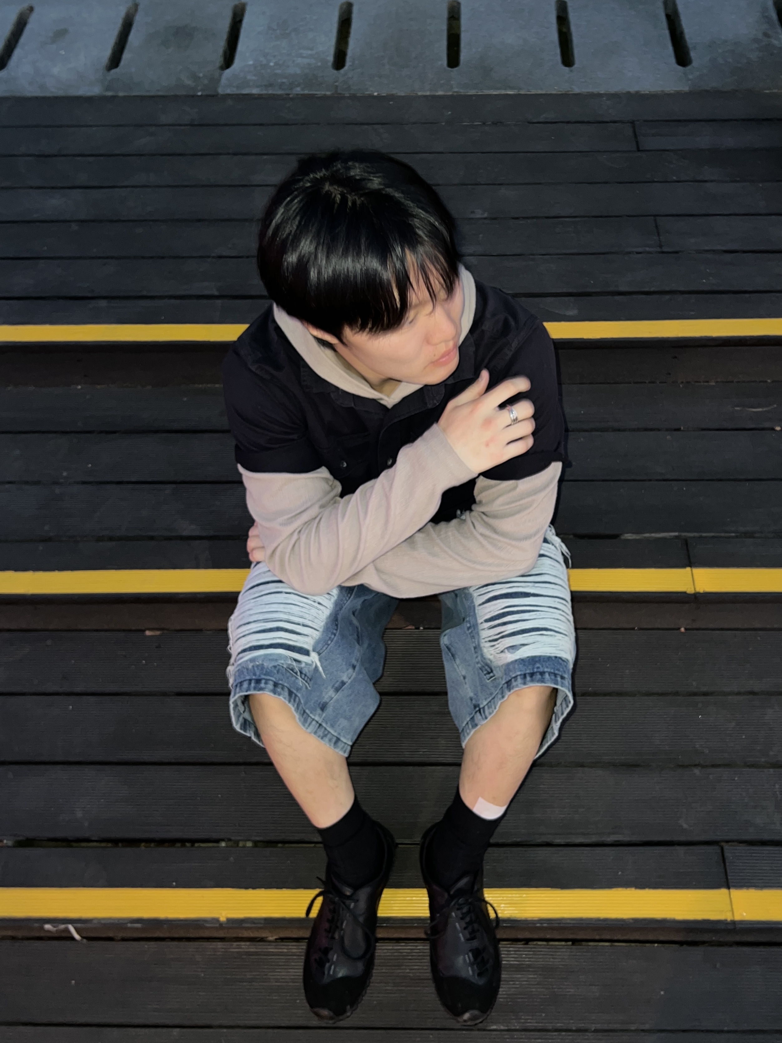 [KREAM 단독] NOMANUAL Destroyed Bermuda Pants Washed Navy 착용 스타일 - 1