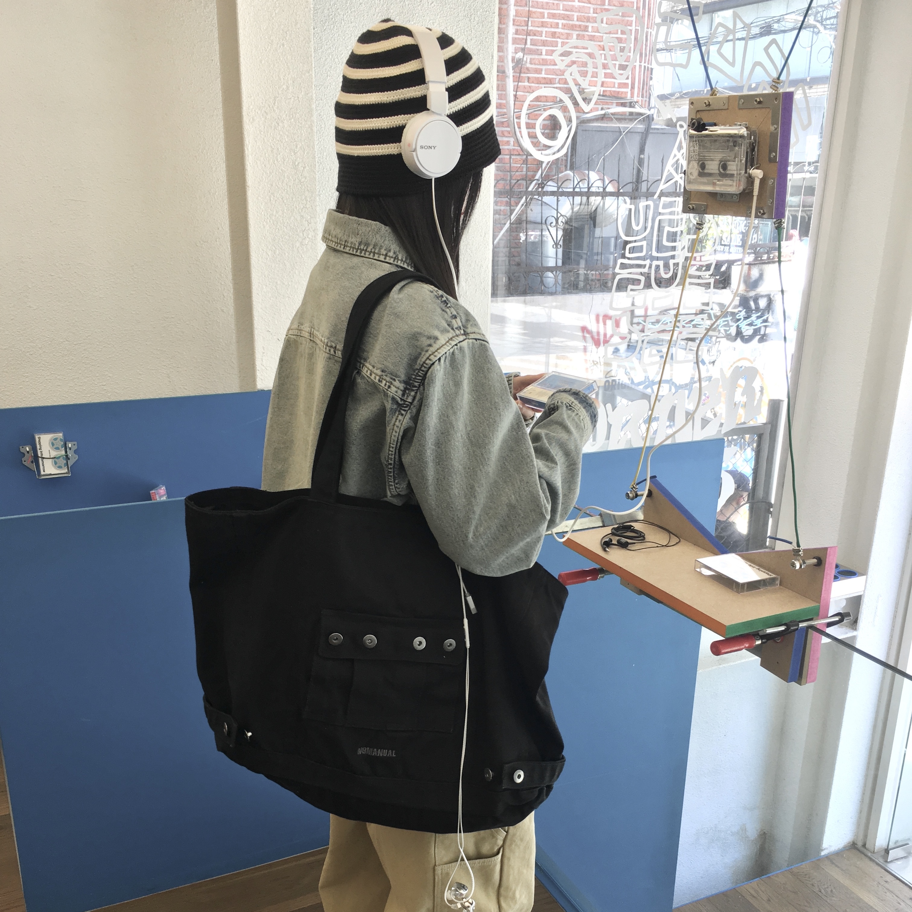 NOMANUAL 4R Pocket Tote Bag Washed Black 착용 스타일 - 1