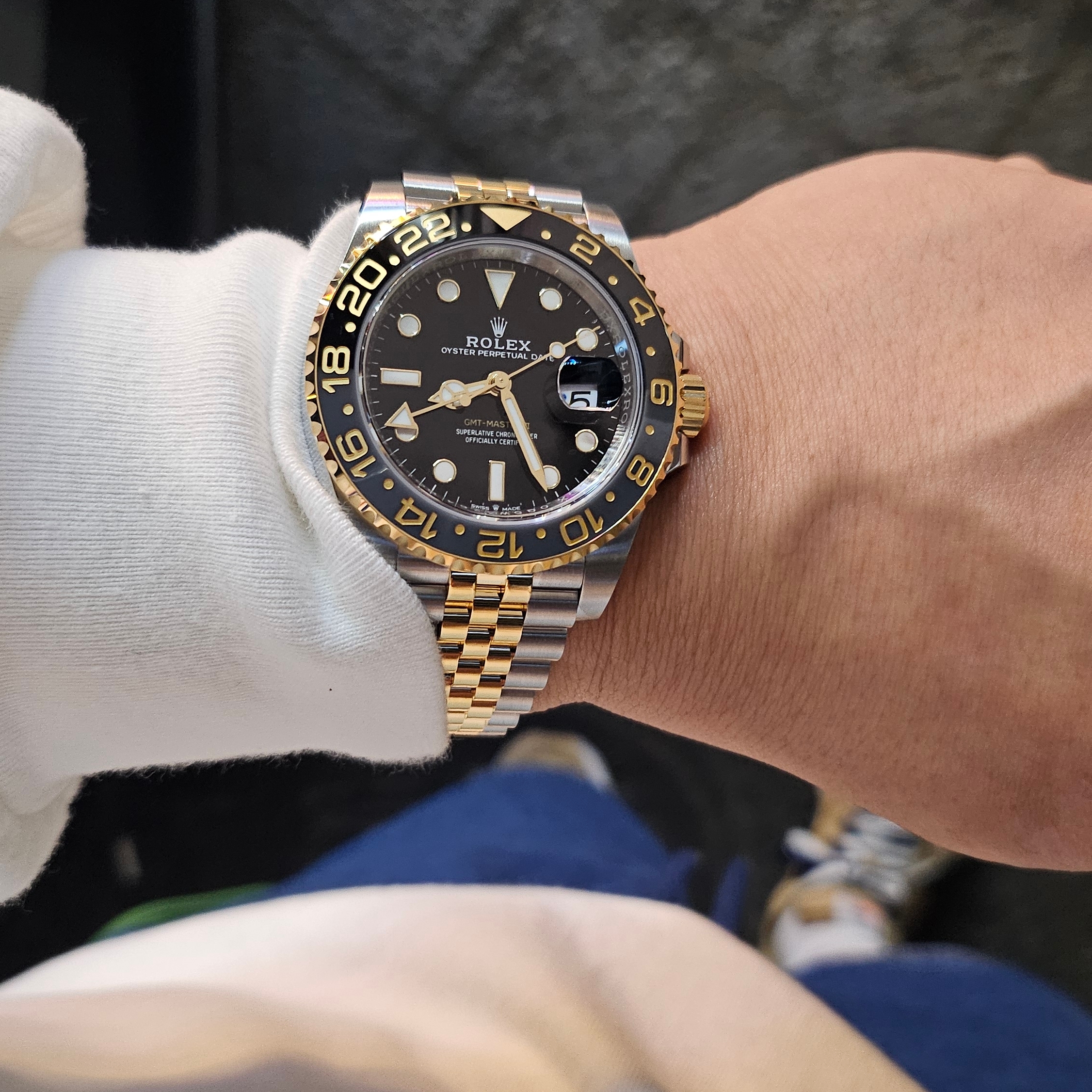 Rolex GMT-Master II 40mm 126713GRNR Black Jubilee 착용 스타일