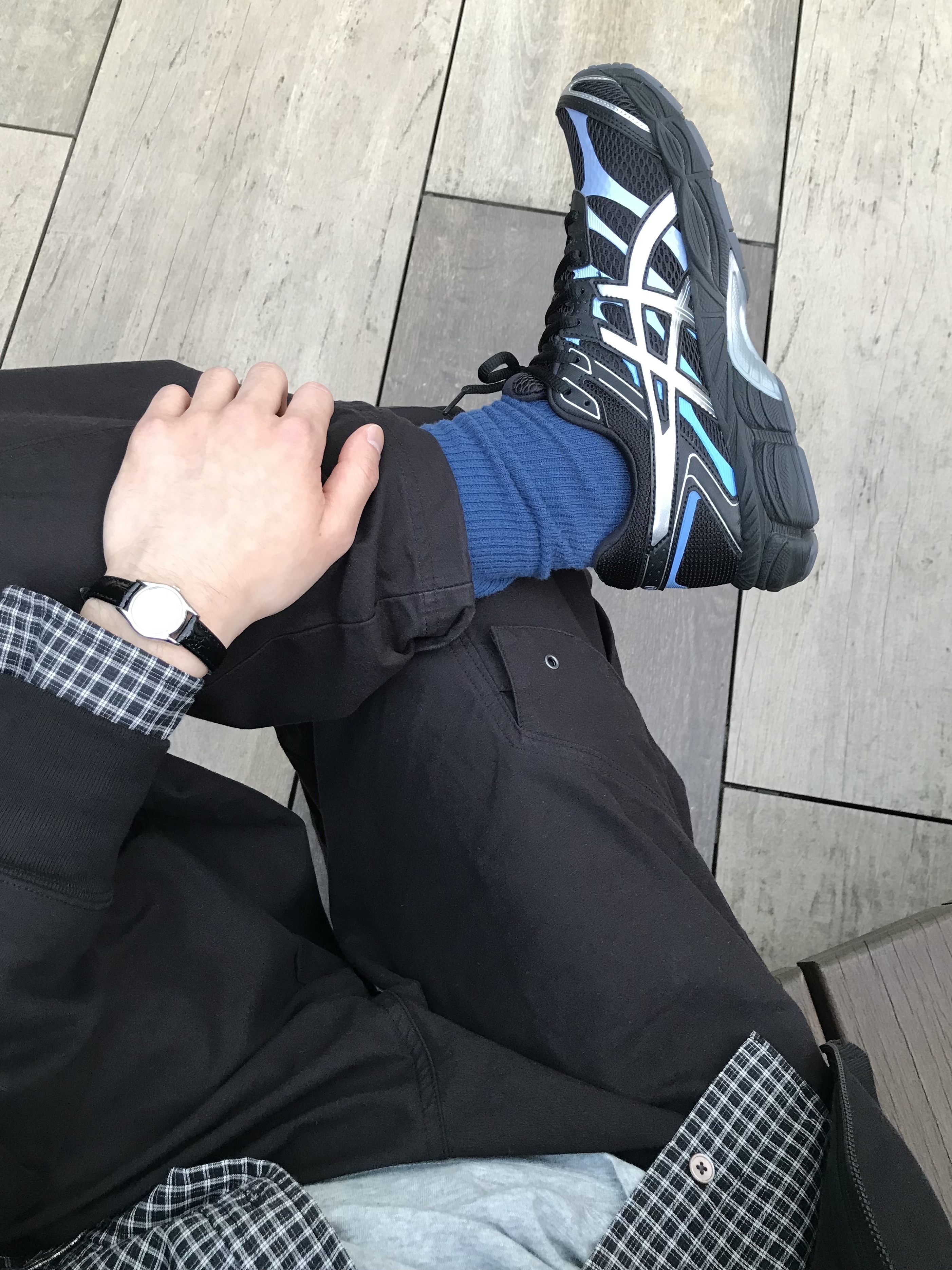 Asics Gel-Cumulus 16 Black Pure Silver 착용 스타일 - 2