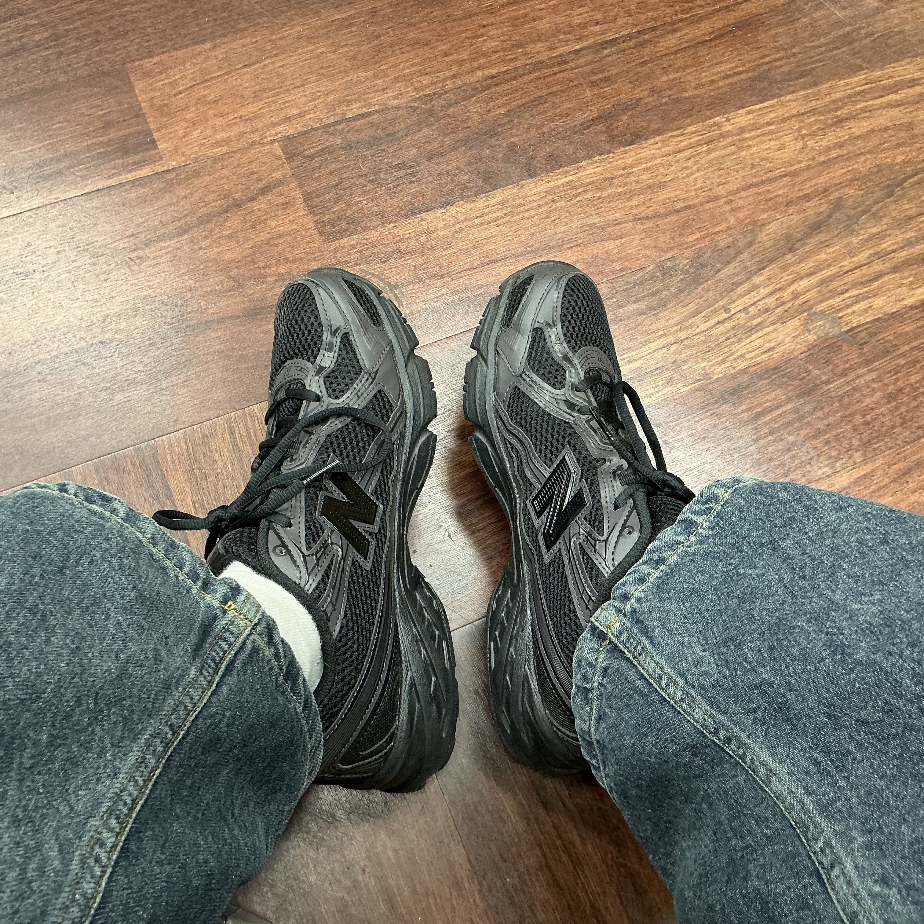 New Balance 740 Black Cement Black - D Standard 착용 스타일