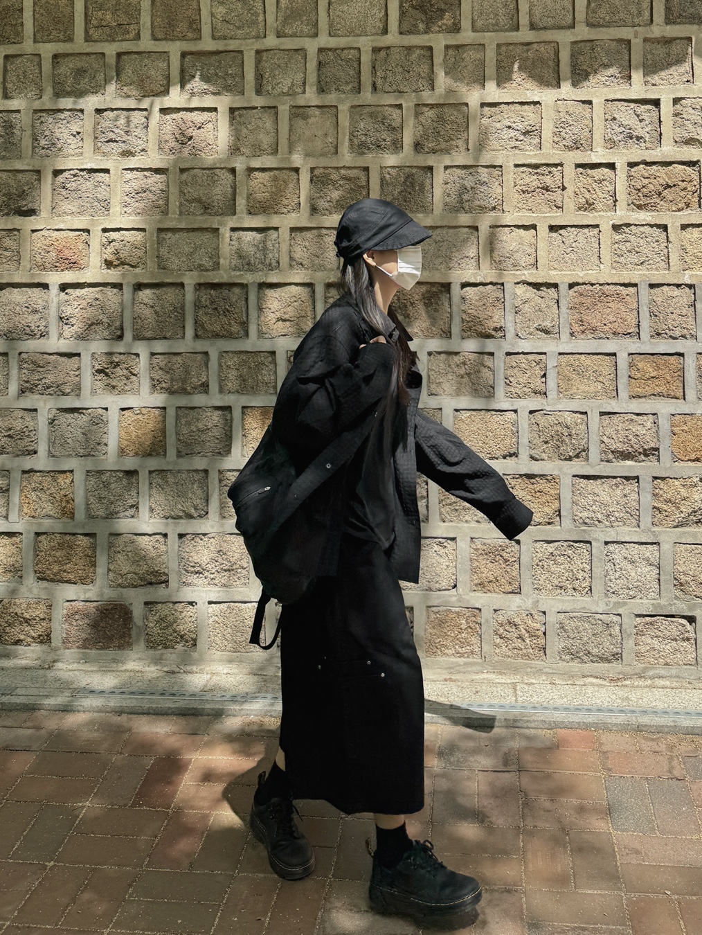 Mischief Lightweight Zip Around Backpack Black, Dr. Martens Reeder Wyoming Leather Utility Shoes Black 착용 스타일 - 1