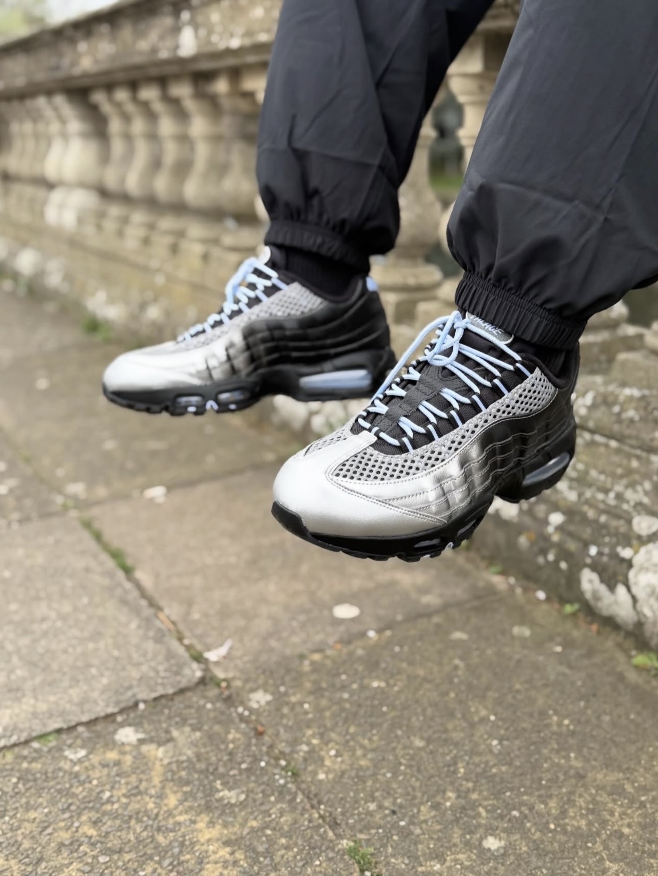 Nike x Palace Air Max 95 Metallic Silver Aluminum 착용 스타일 - 2