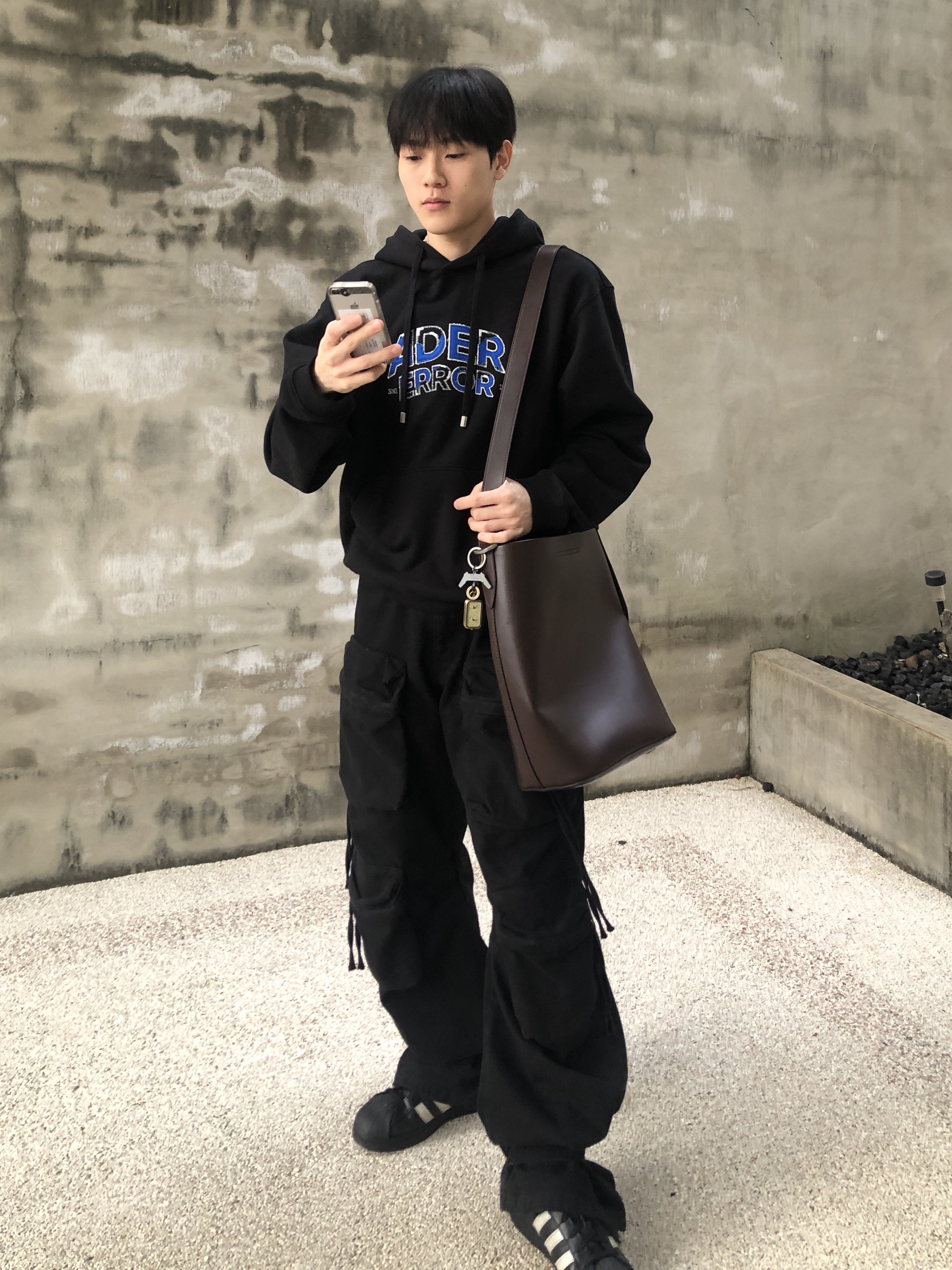 Ader Error Edca Logo Hoodie Noir, Zara Utility Pocket Pants Black 착용 스타일 - 3