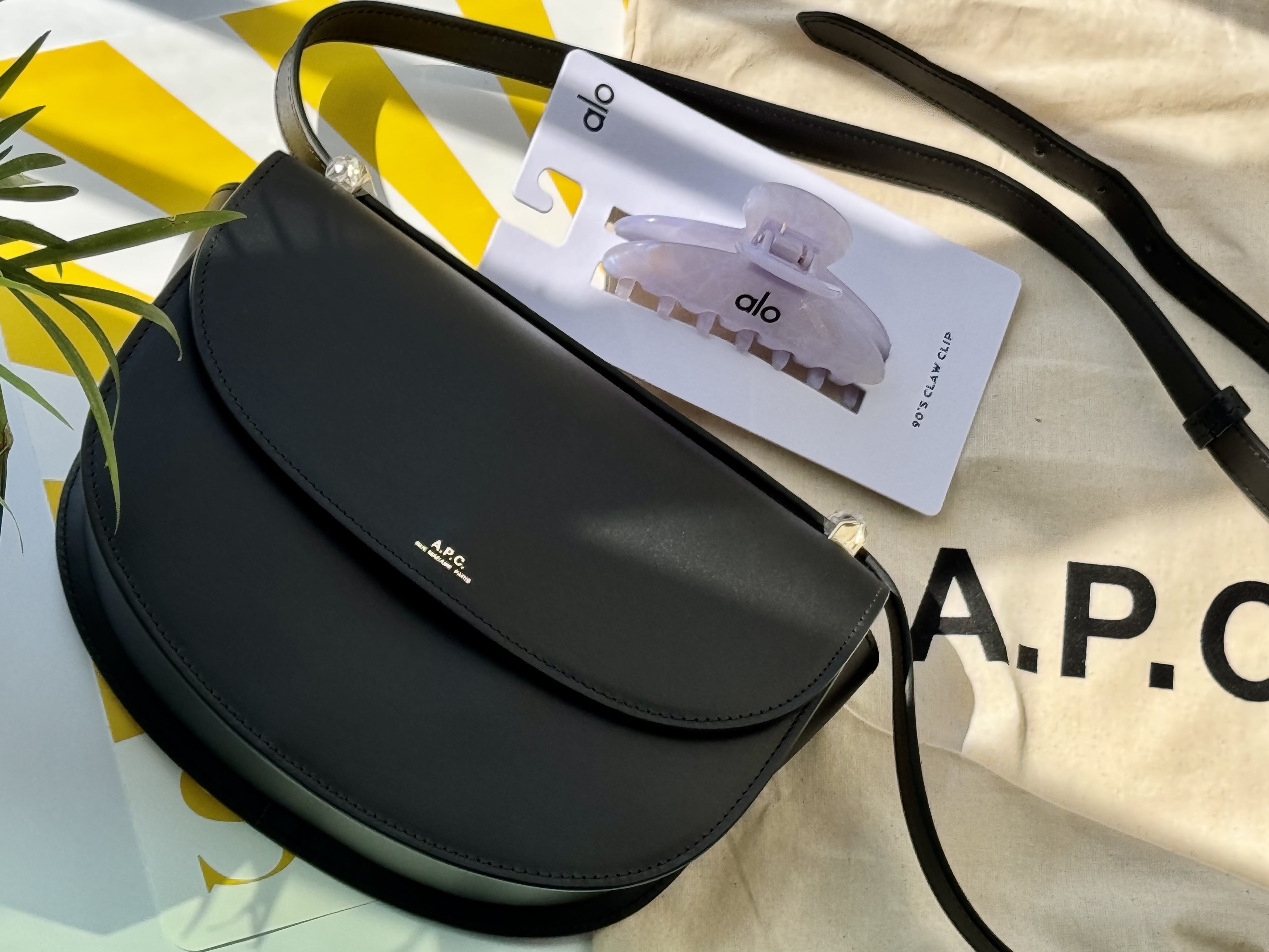 A.P.C. Geneve Bag Black, (W) Alo Yoga 90's Claw Clip Light Provence Blue Marble 착용 스타일 - 2