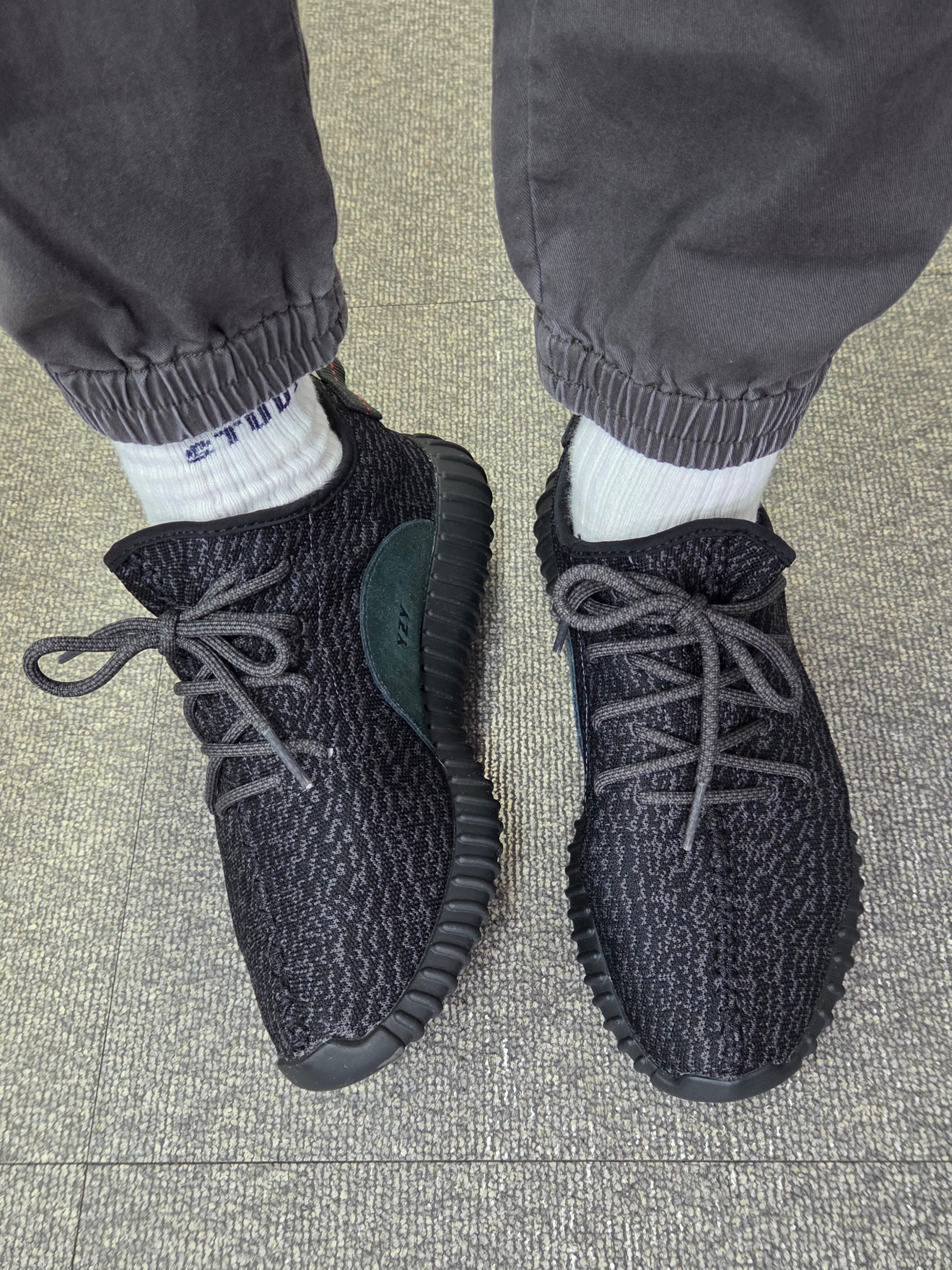 Adidas Yeezy Boost 350 Pirate Black 2023, IAB Studio Socks White (5 Pack) 착용 스타일