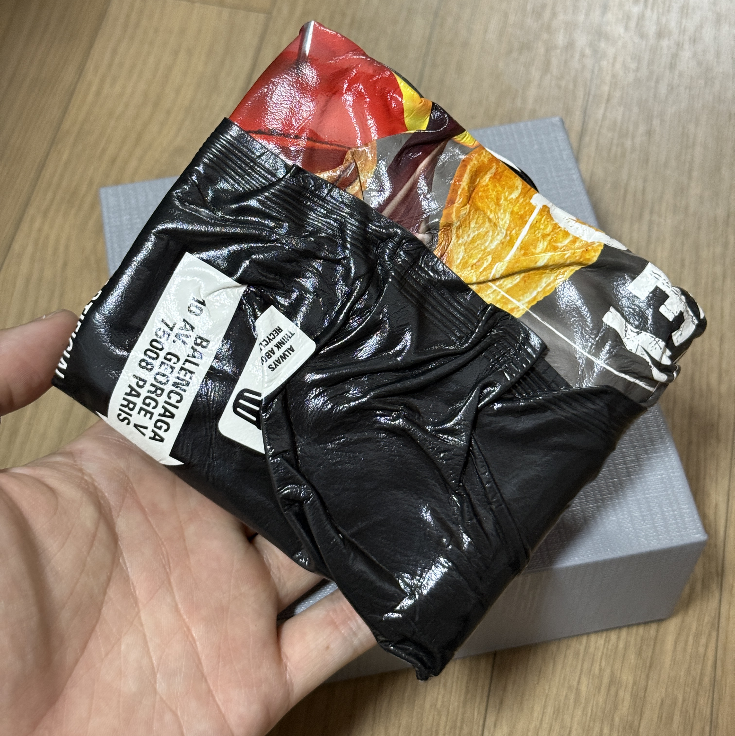 Balenciaga Chips Square Folded Wallet In Black 착용 스타일 - 2