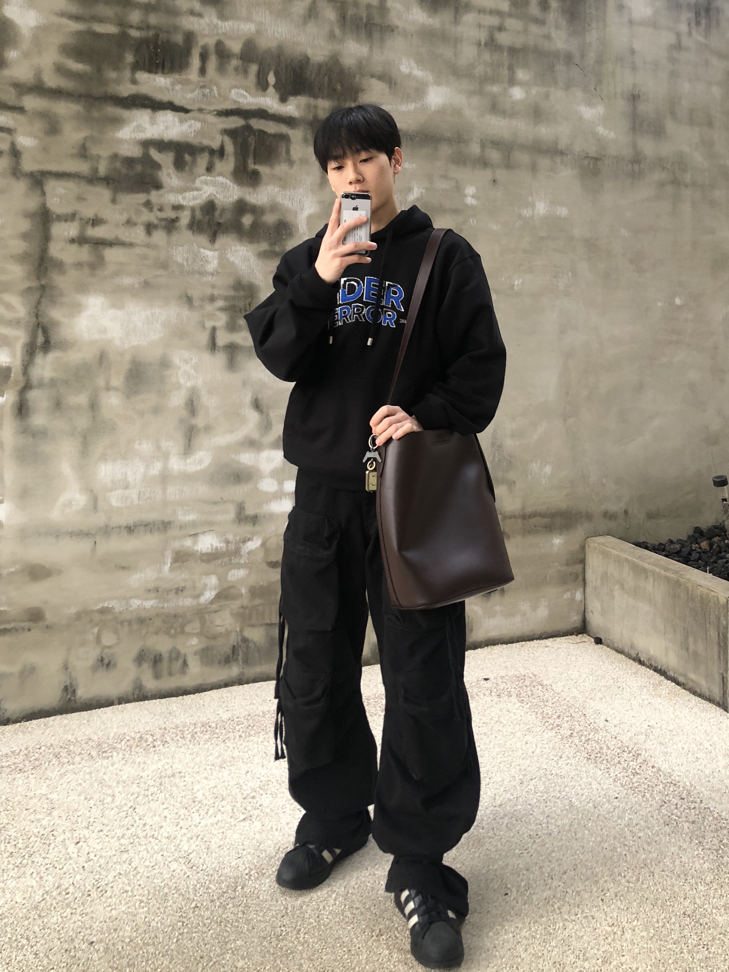 Ader Error Edca Logo Hoodie Noir, Zara Utility Pocket Pants Black 착용 스타일 - 1