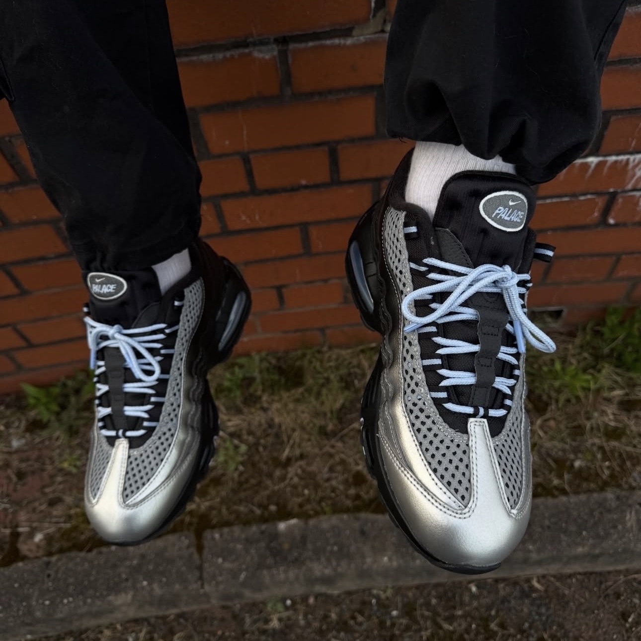 Nike x Palace Air Max 95 Metallic Silver Aluminum 착용 스타일 - 2
