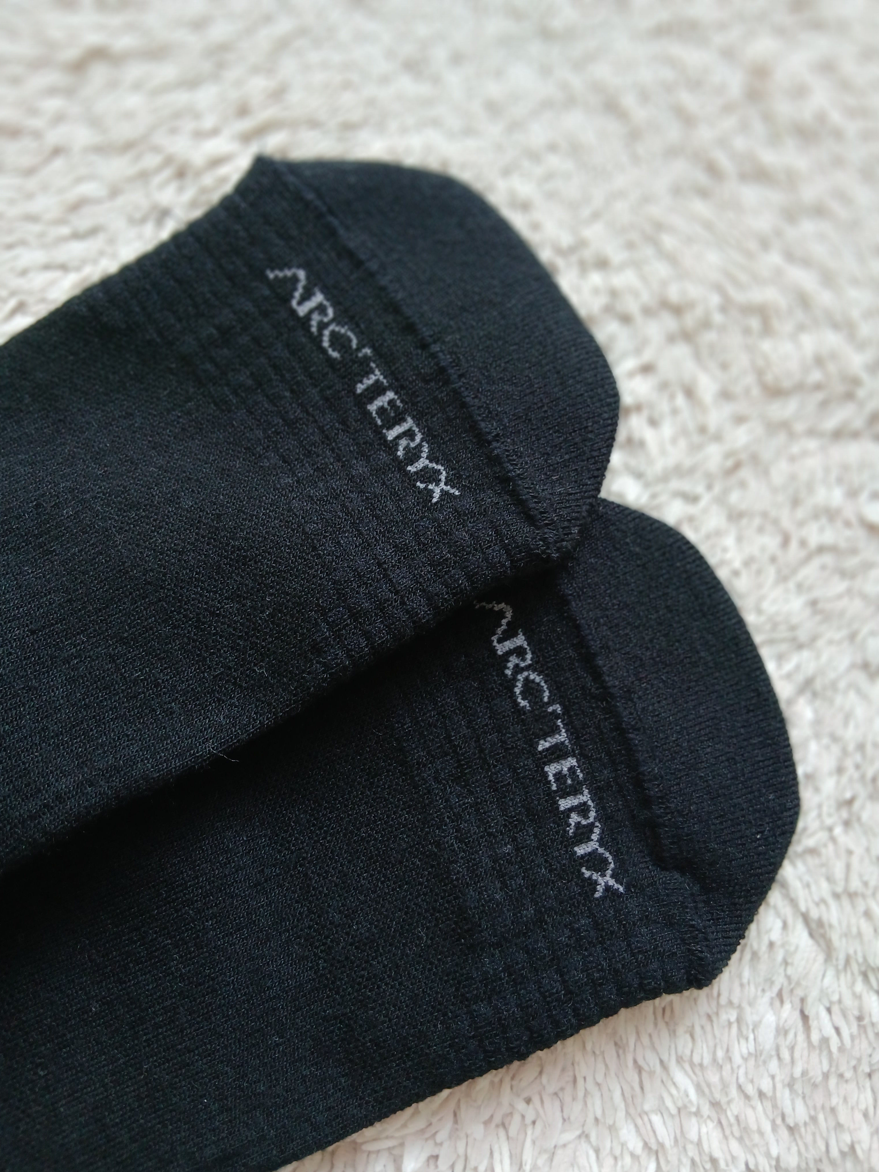 Arc'teryx Merino Wool Grotto Mid Sock Black Graphite 착용 스타일 - 2