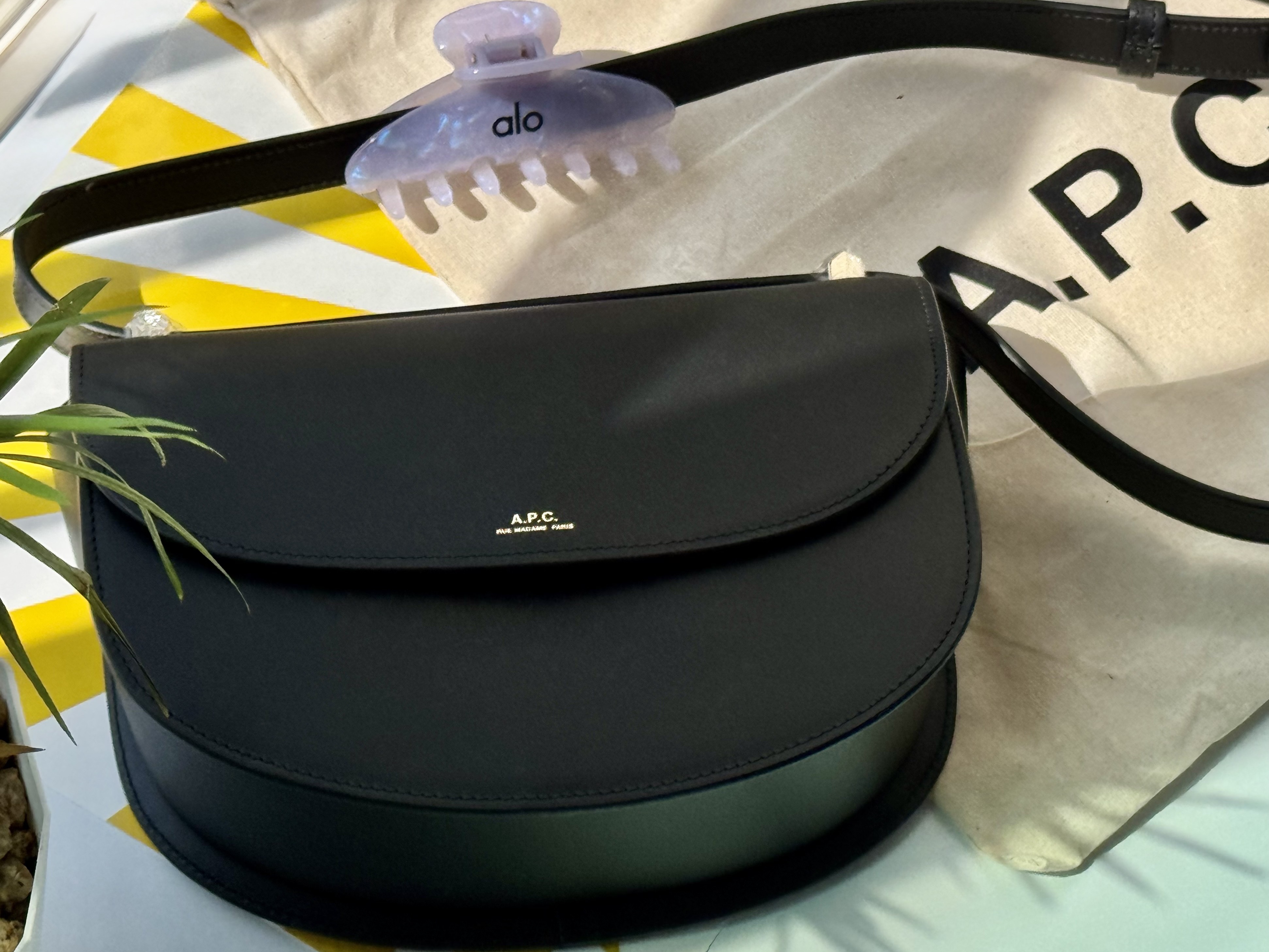 A.P.C. Geneve Bag Black, (W) Alo Yoga 90's Claw Clip Light Provence Blue Marble 착용 스타일 - 3