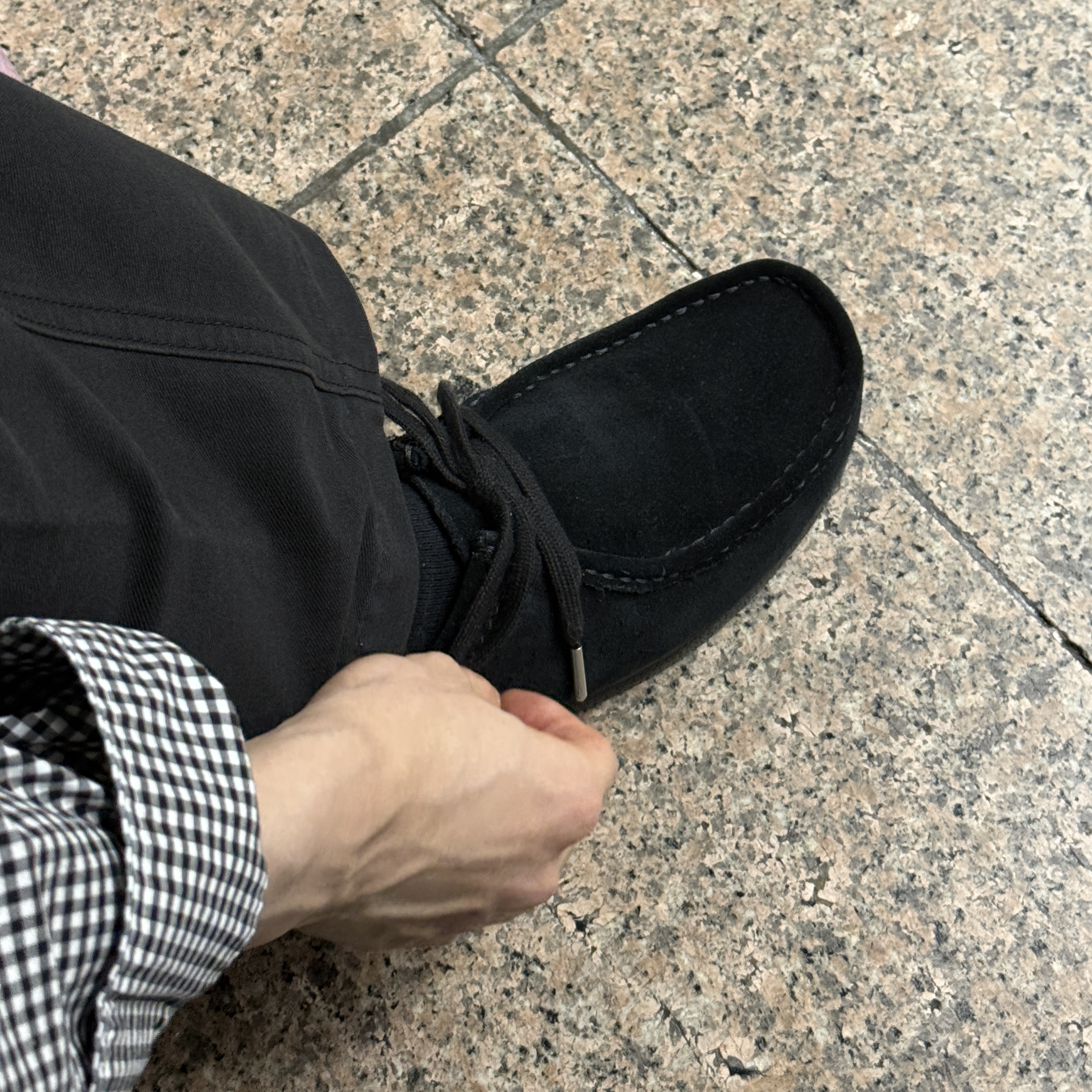 Clarks Wallabee Black Suede 착용 스타일