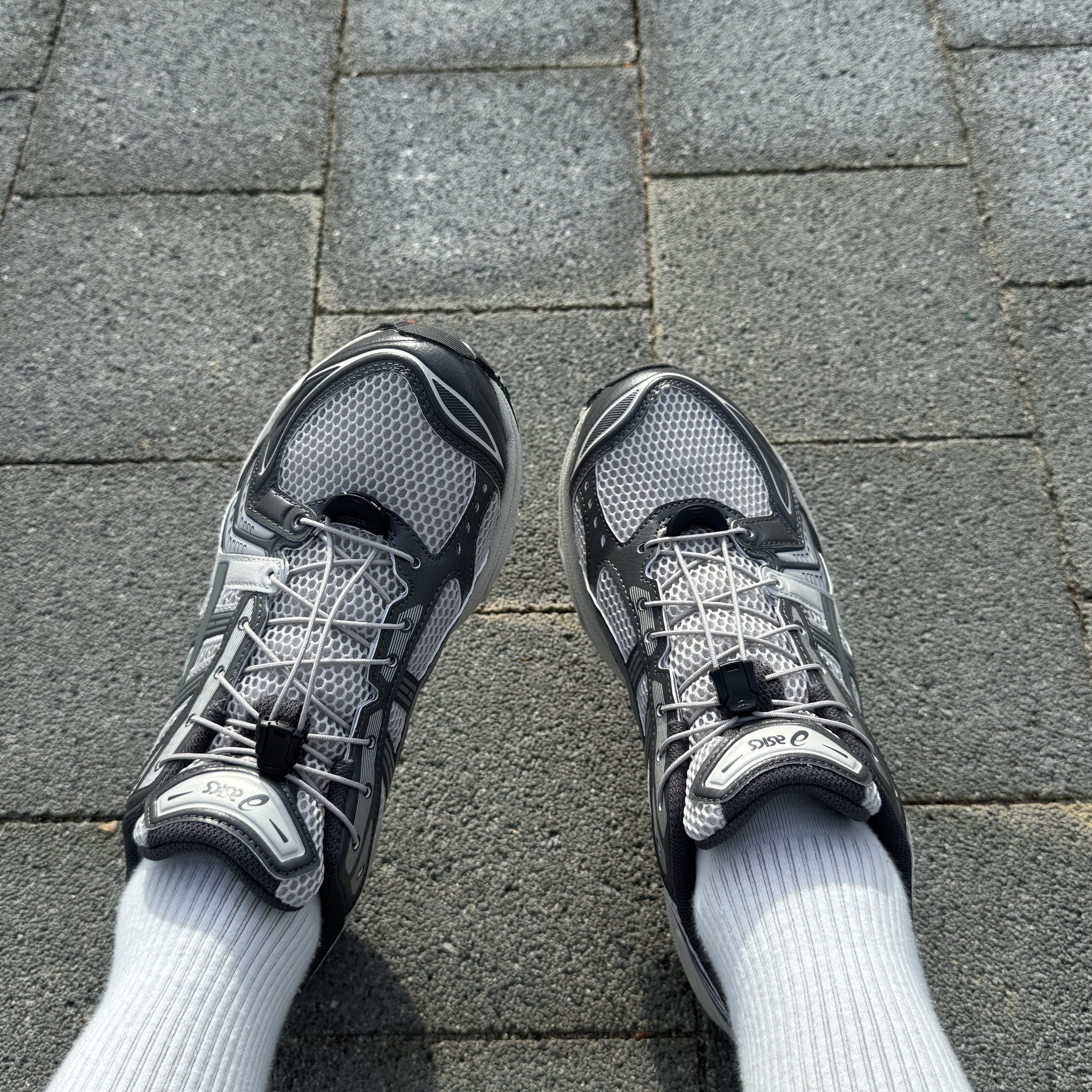 Asics Unlimited Gel-Kayano 14 Oyster Grey Clay Grey 착용 스타일 - 2