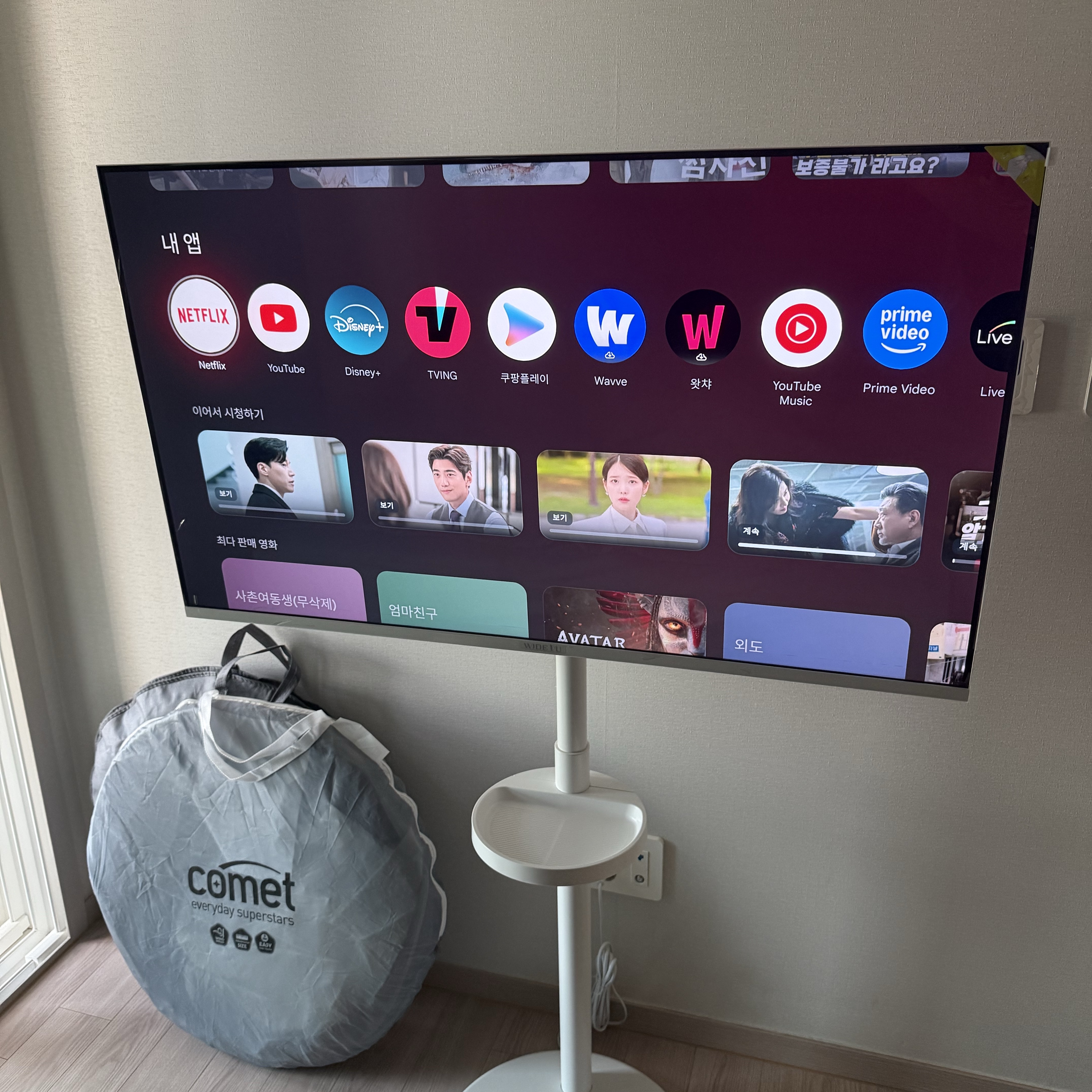 [15% 쿠폰] WIDEVU WideMovingVu White Edition V3 Set QLED 109cm (43 in) 4K UHD Smart Mobile TV 착용 스타일 - 1