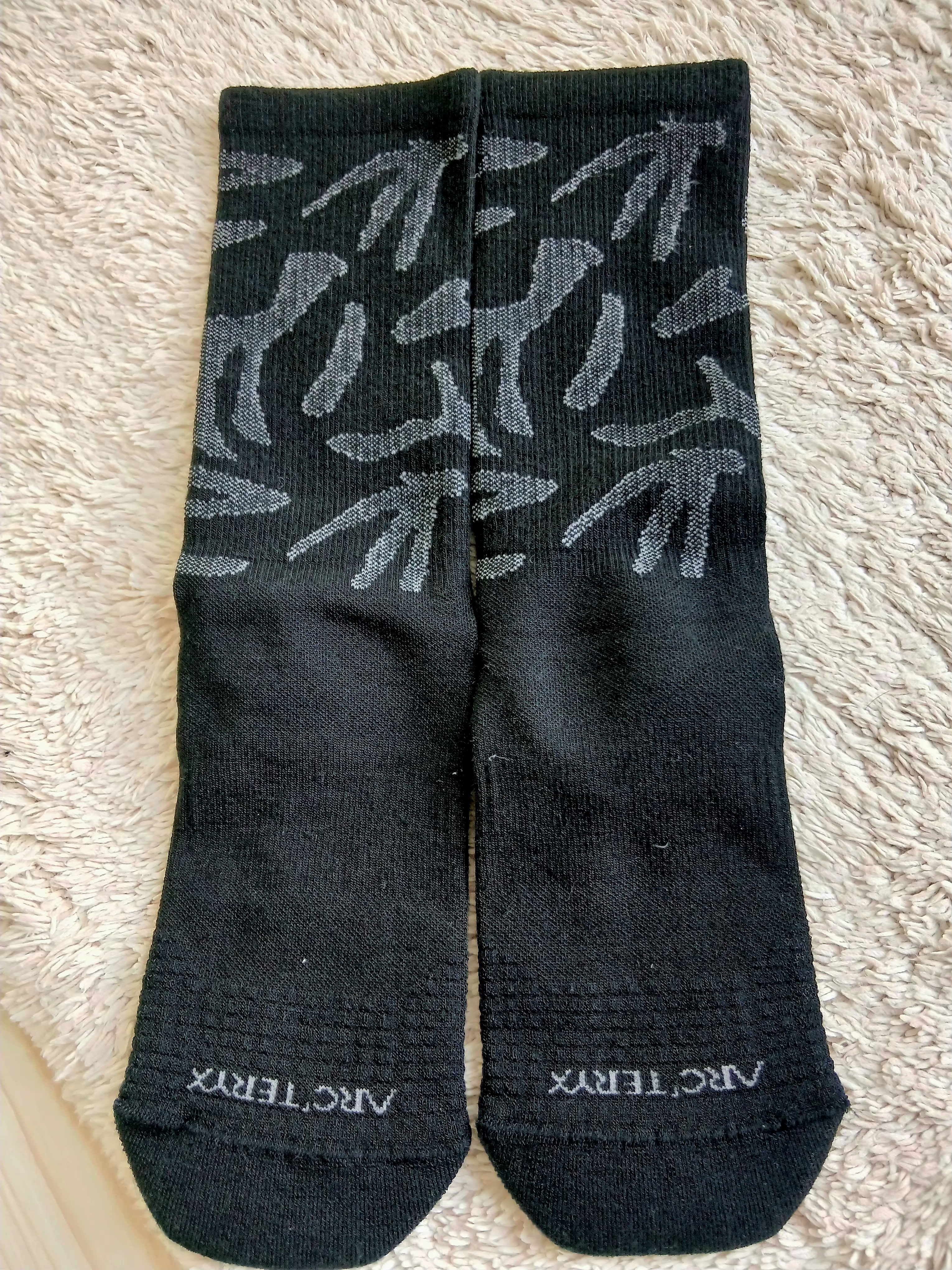 Arc'teryx Merino Wool Grotto Mid Sock Black Graphite 착용 스타일 - 3
