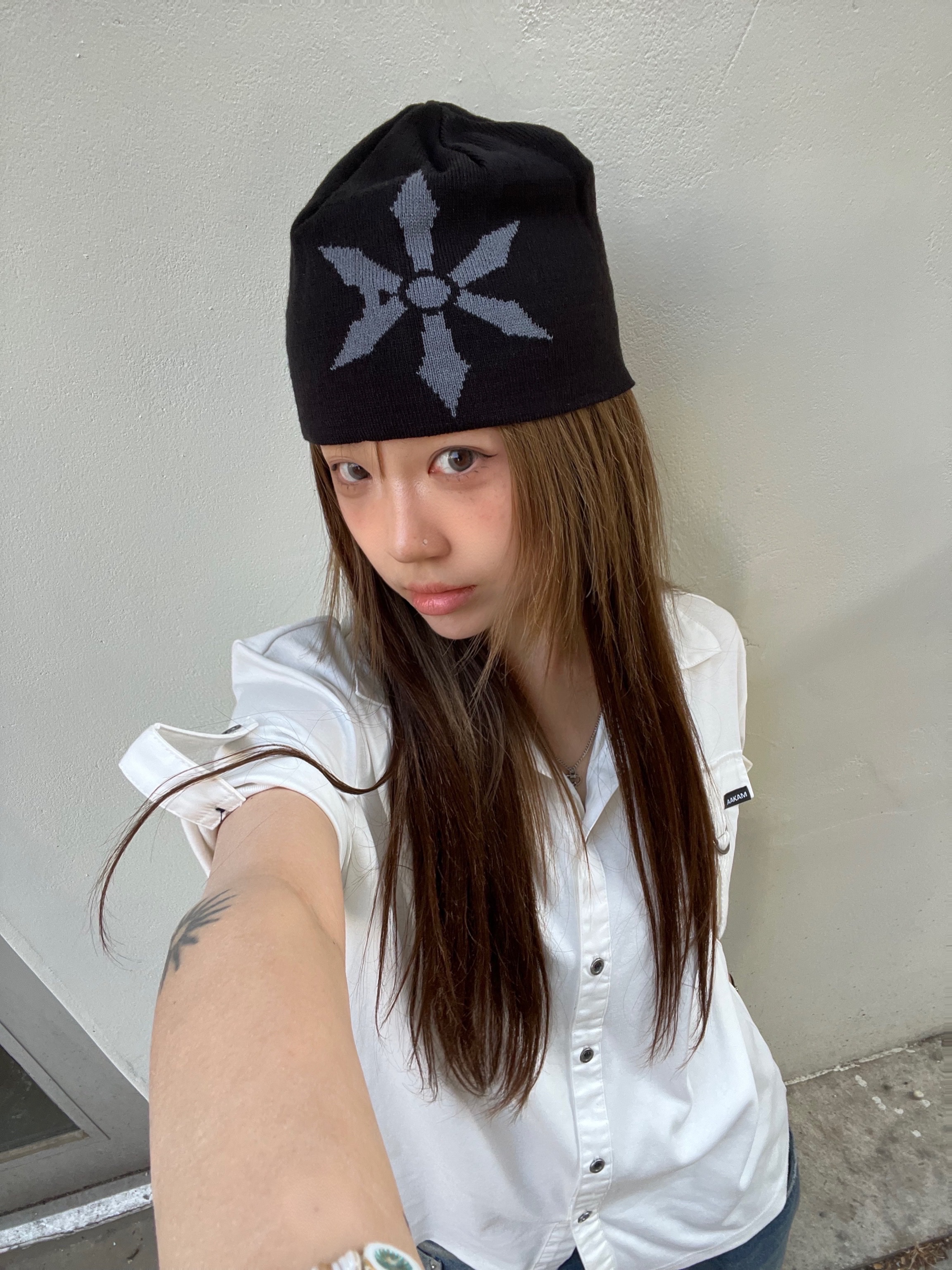 AX CONNECTION Compass Logo Beanie (Lightweight) 착용 스타일 - 1