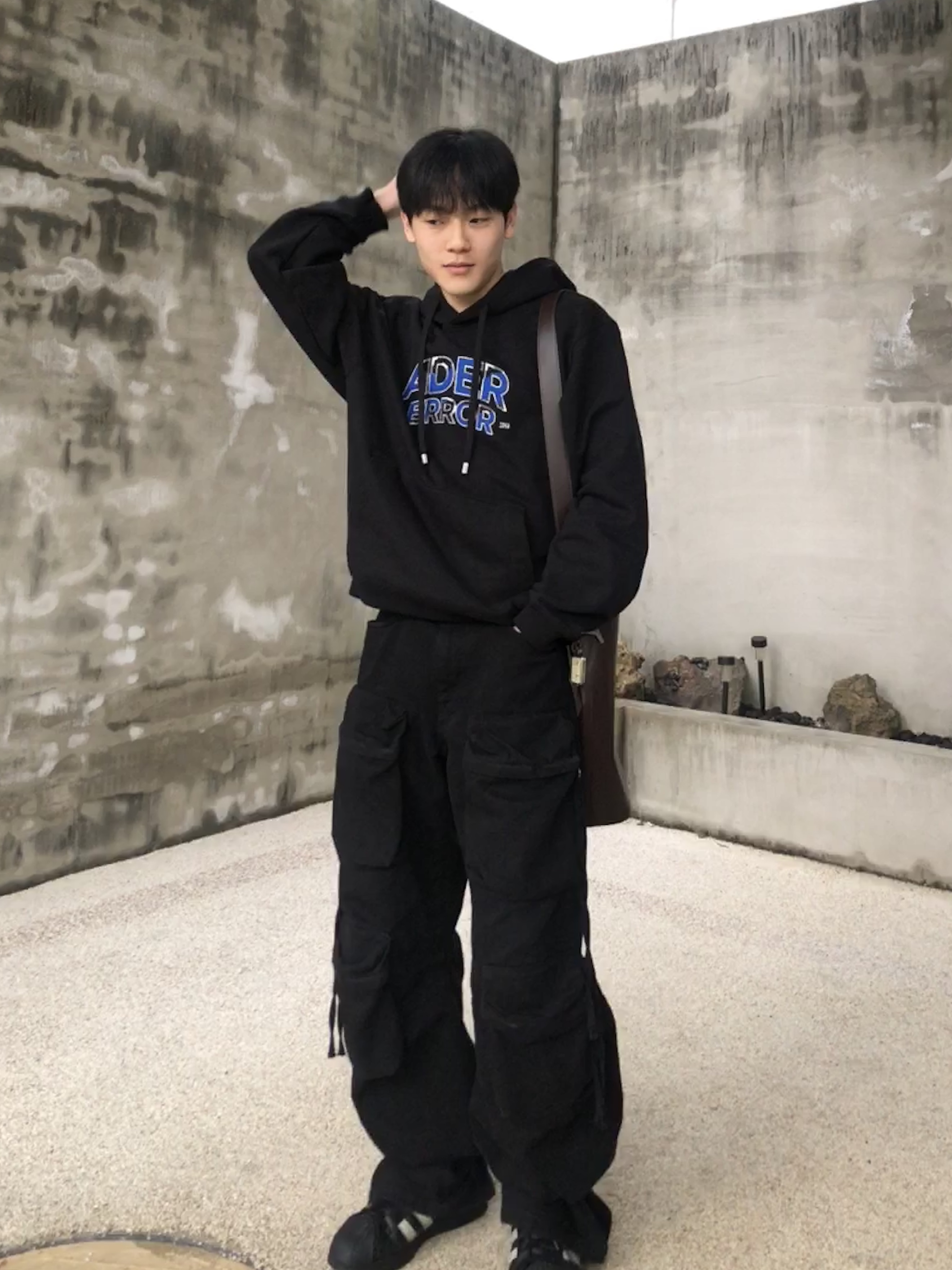 Ader Error Edca Logo Hoodie Noir, Zara Utility Pocket Pants Black 착용 스타일 - 4