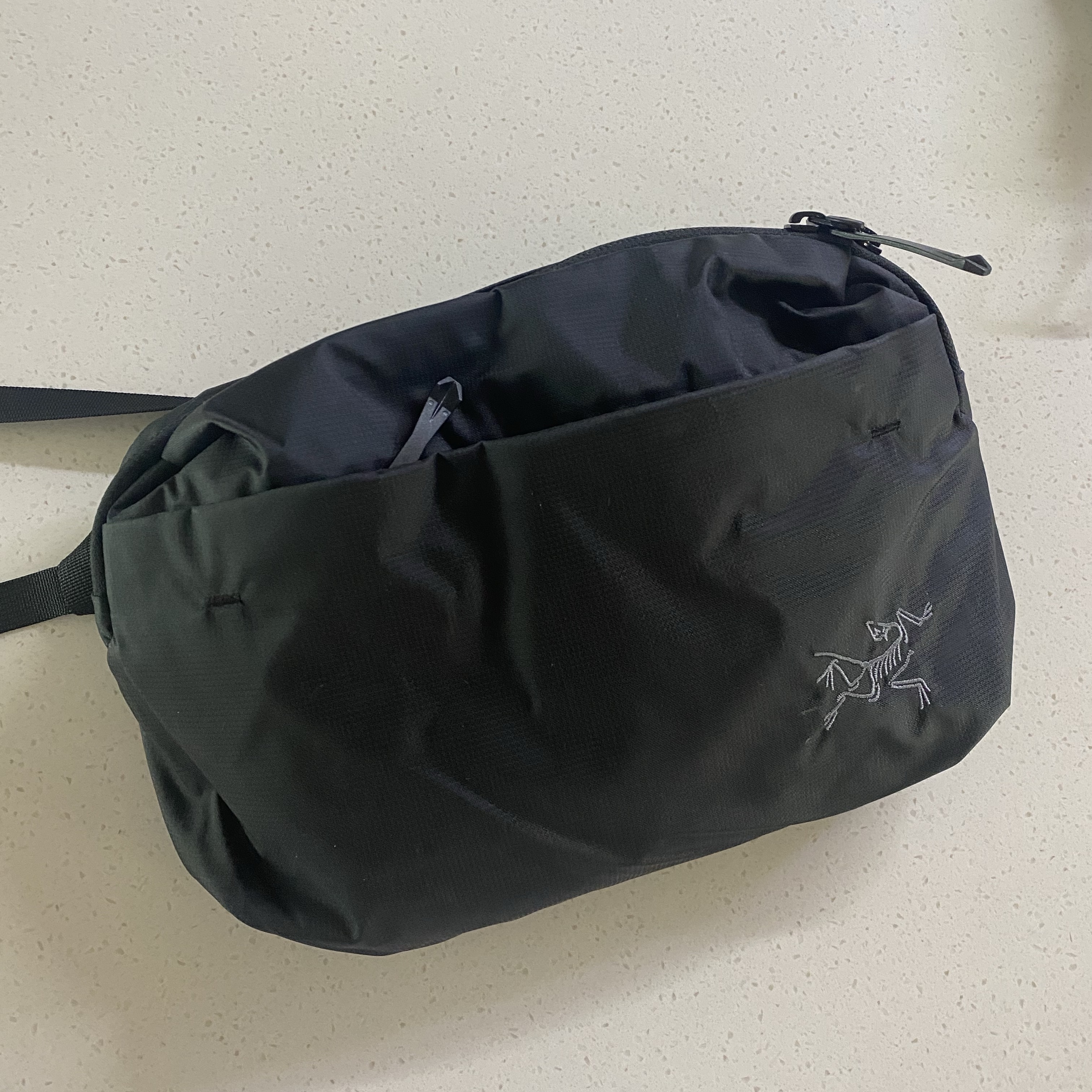Arc'teryx Heliad 6 Crossbody Bag Black 착용 스타일