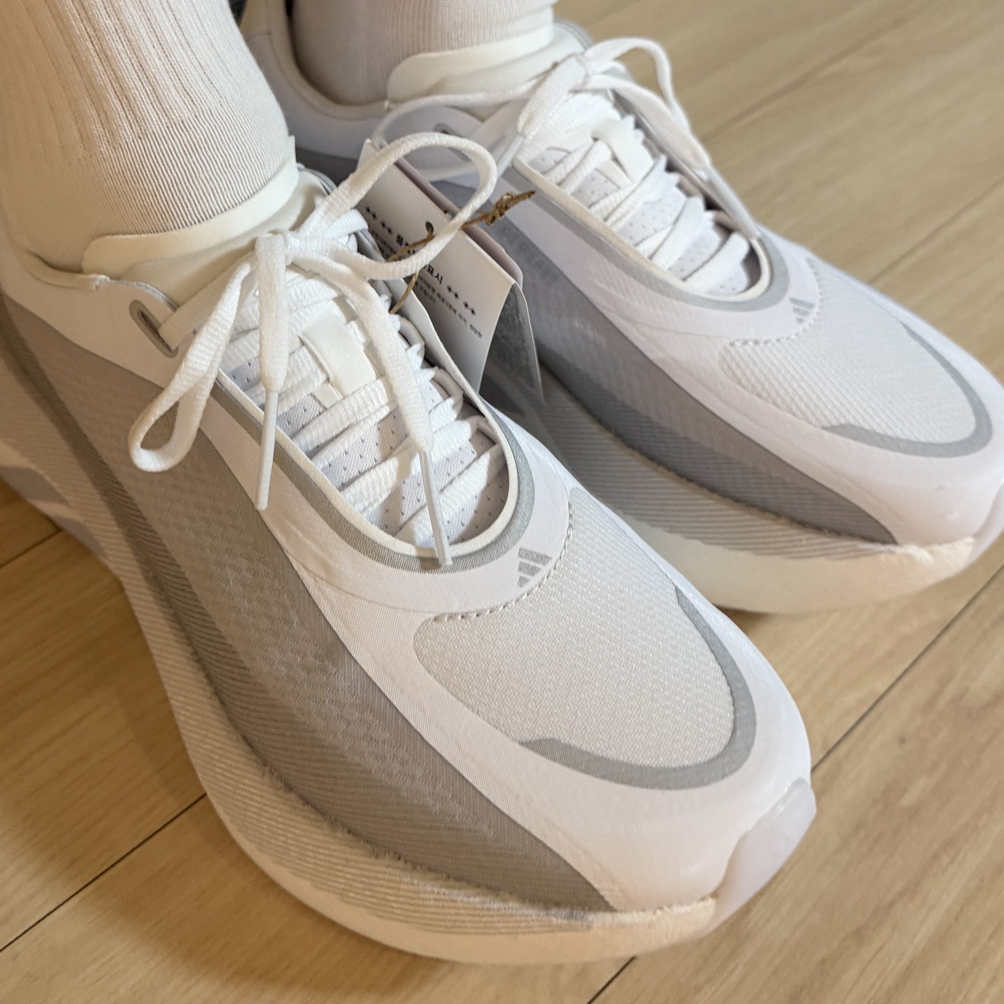 Adidas Hyperboost Edge Cloud White Light Solid Grey 착용 스타일 - 3