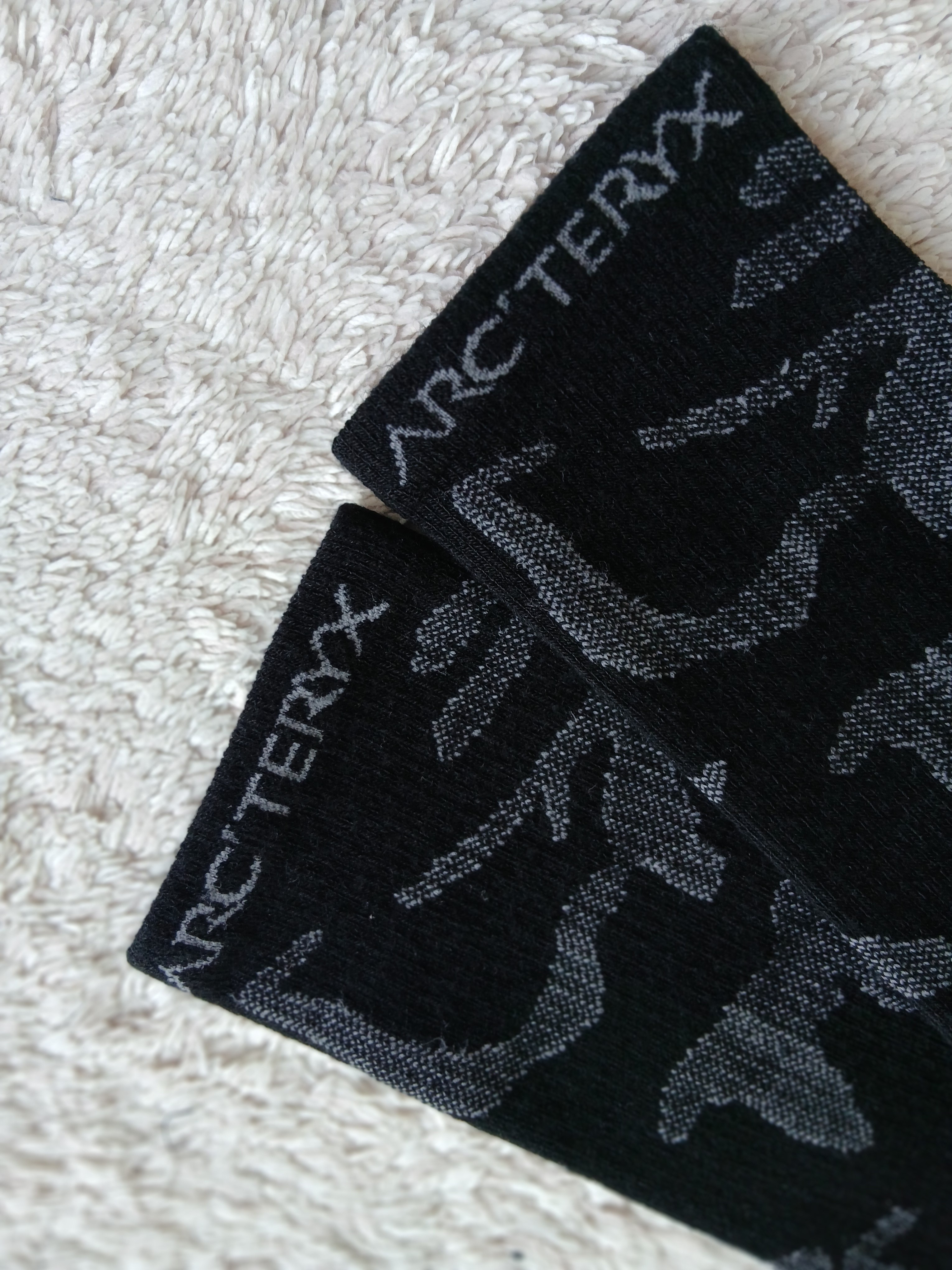 Arc'teryx Merino Wool Grotto Mid Sock Black Graphite 착용 스타일 - 1