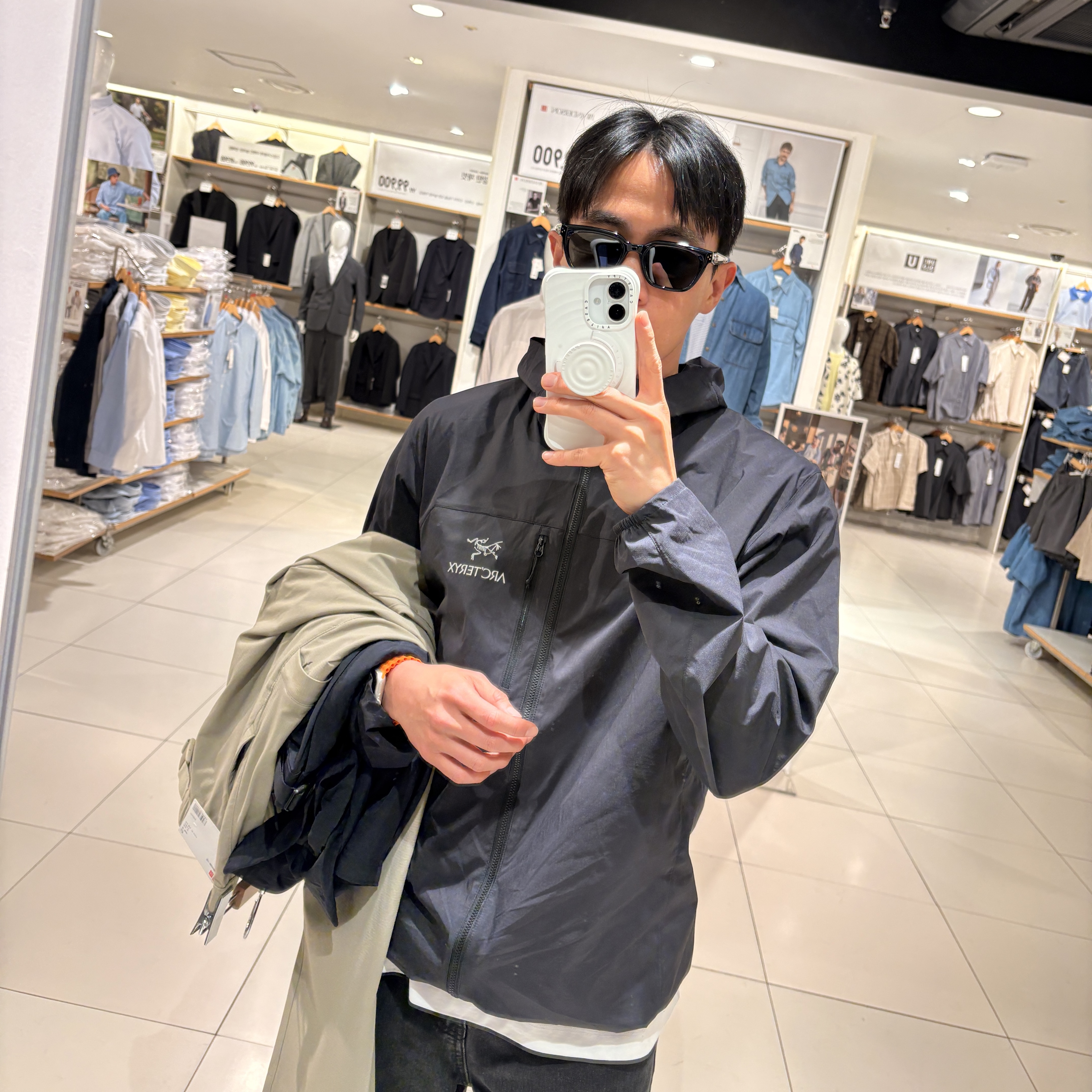 Arc'teryx Squamish Hoody Black, On Running Cloudmonster Void Black 착용 스타일 - 3