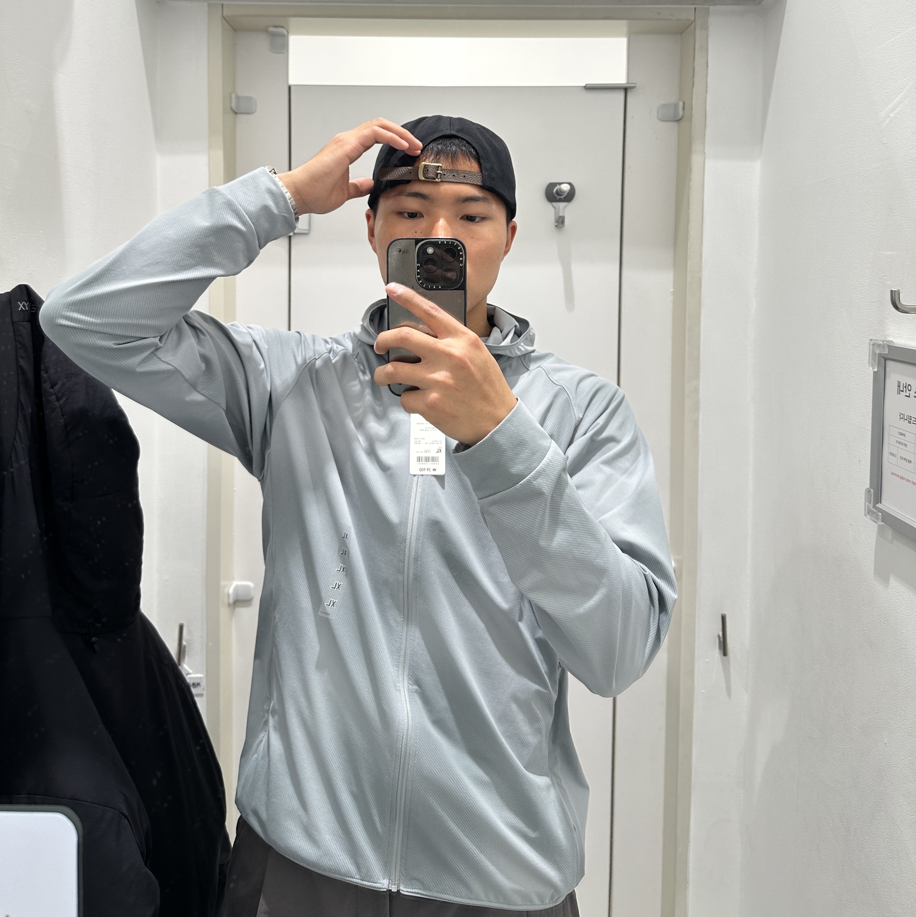 Casetify x Matin Kim iPhone Signature Magsafe Mirror Case Silver, Uniqlo x JW Anderson Bi-Color T-Shirt Grey 착용 스타일 - 1