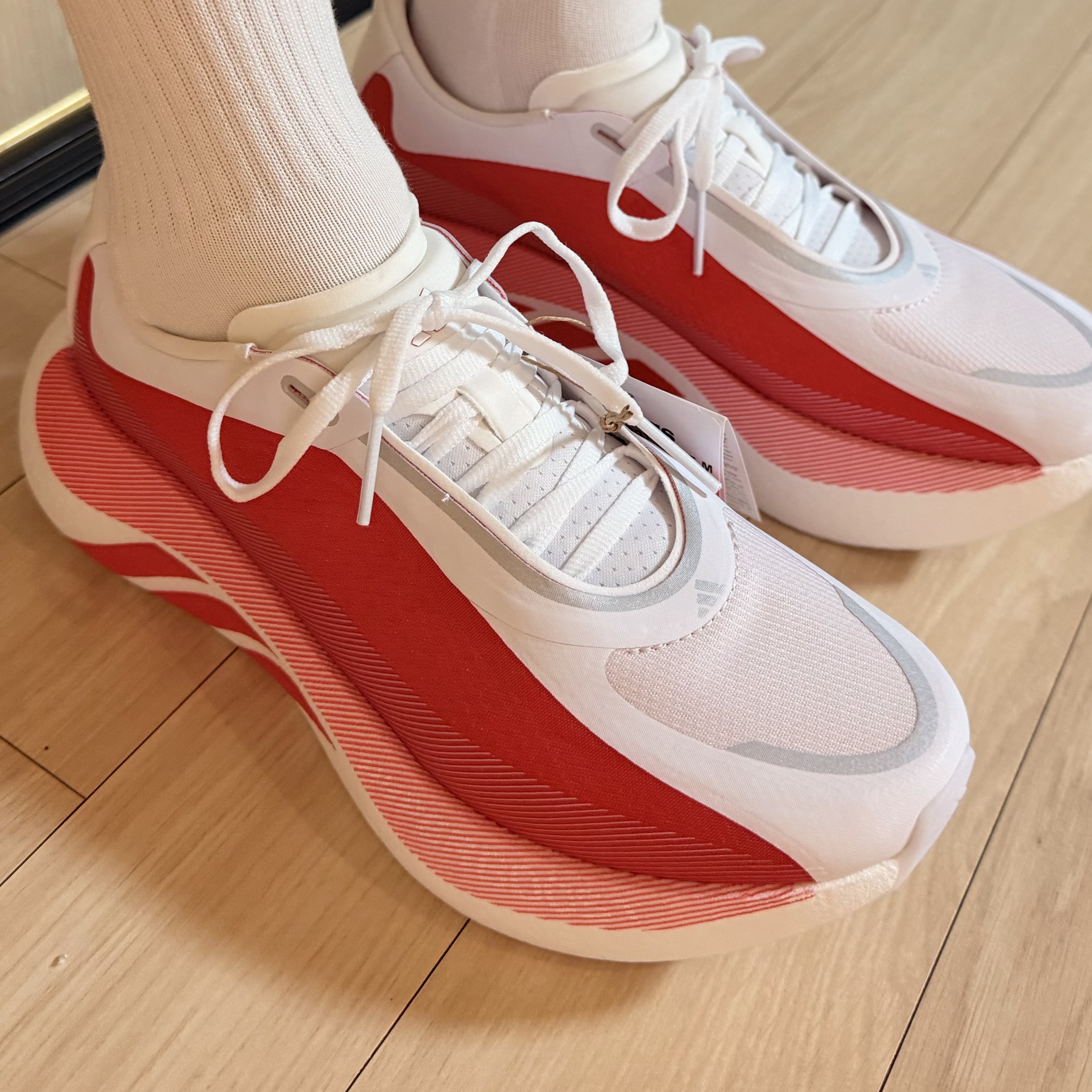 Adidas Hyperboost Edge Cloud White Pure Ruby 착용 스타일 - 3