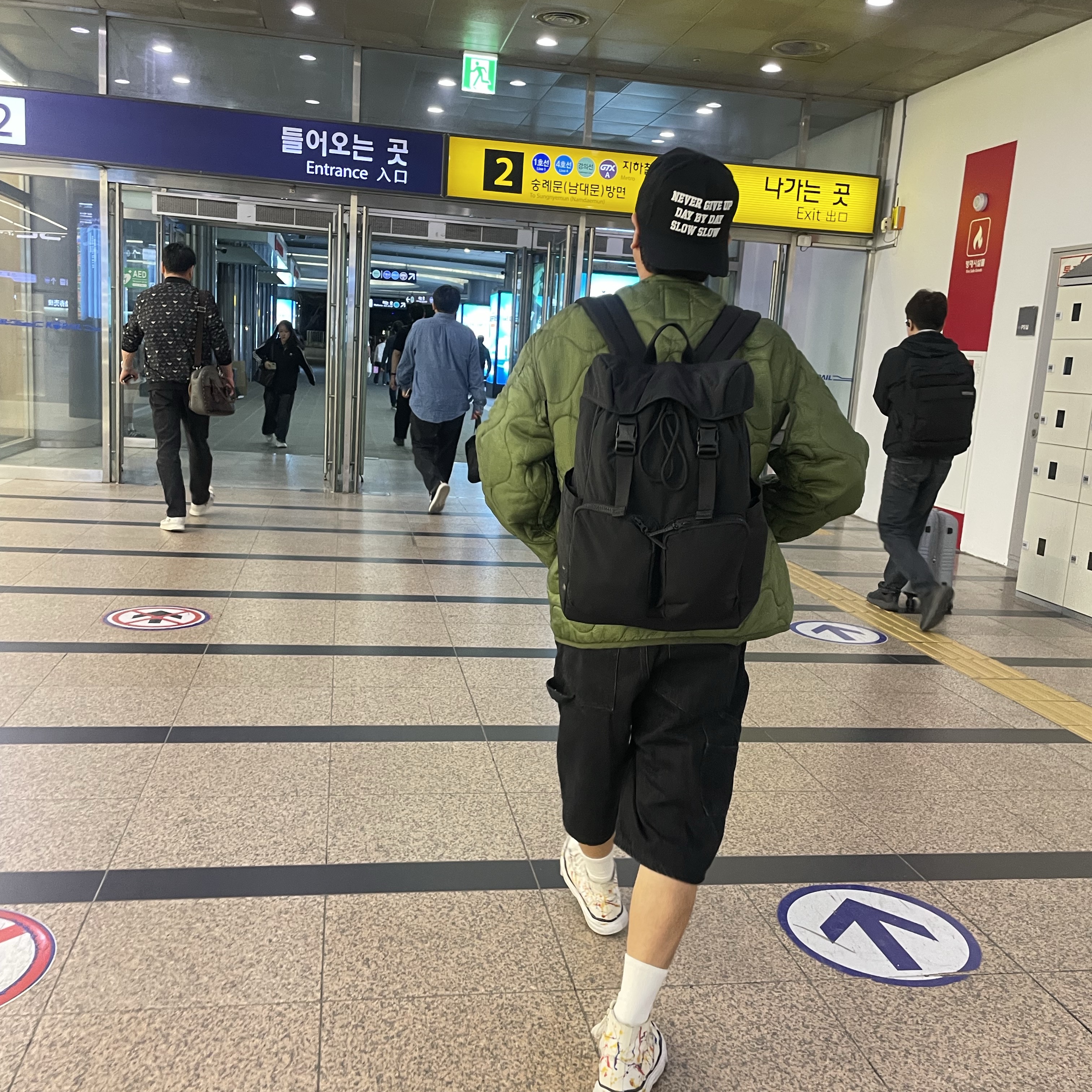 Uniqlo Multi Pocket Backpack Black 착용 스타일 - 1