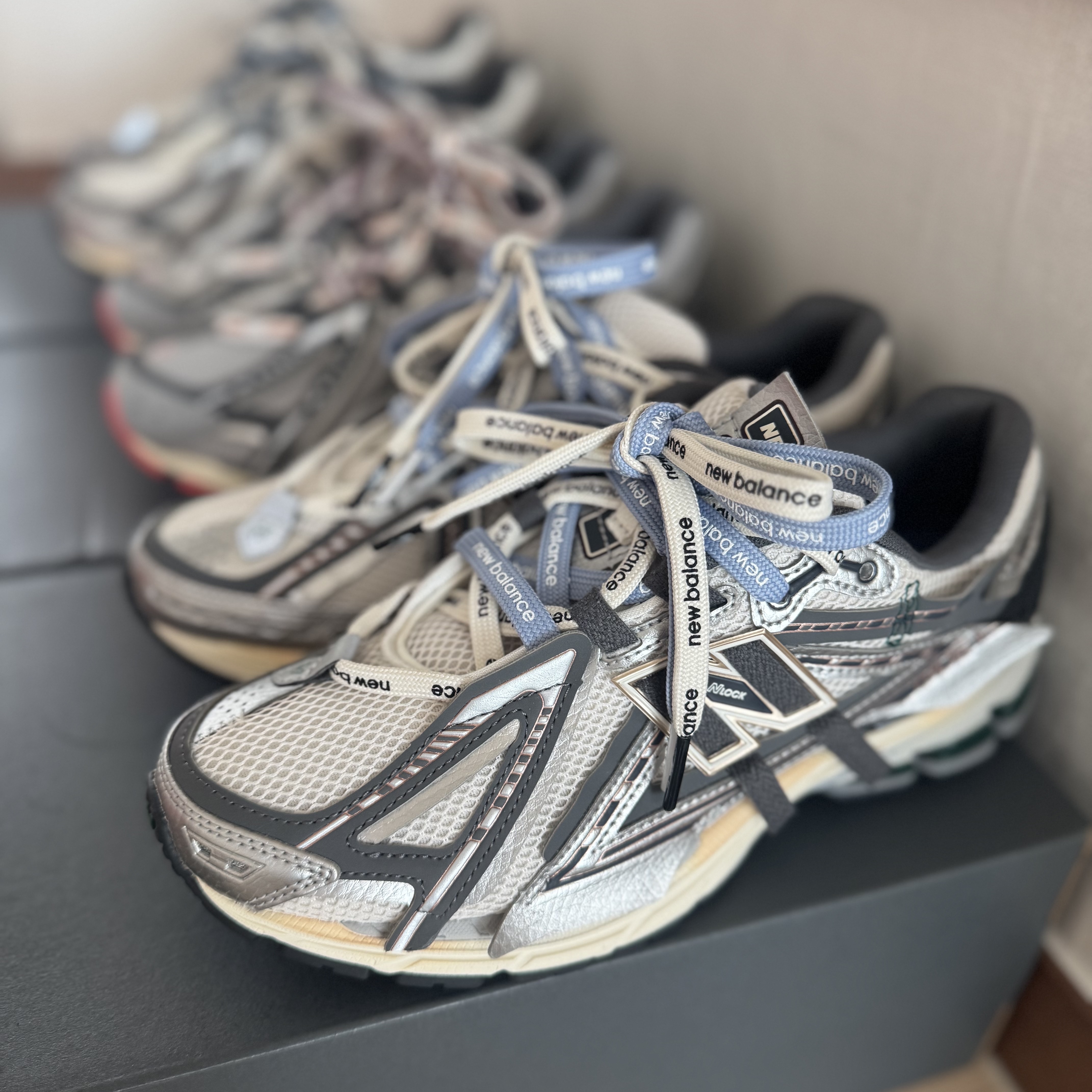 New Balance 1906A Silver Metallic Castlerock, New Balance 1906A Slate Grey Raincloud 착용 스타일 - 1