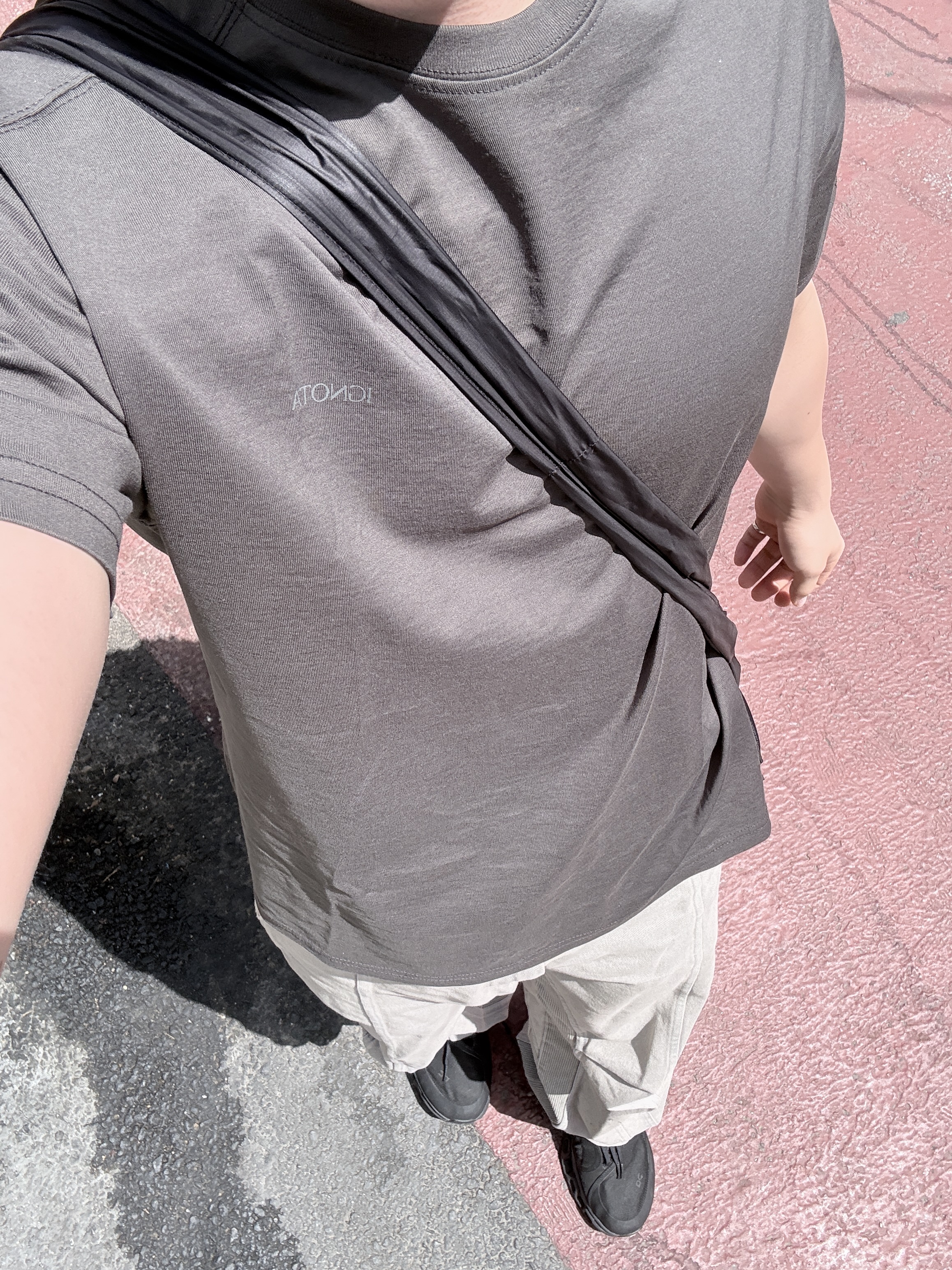IGNOTA Core:14 Seed Pocket Pants Sand, IGNOTA Core:14 Folium Tshirt Charcoal 착용 스타일 - 1