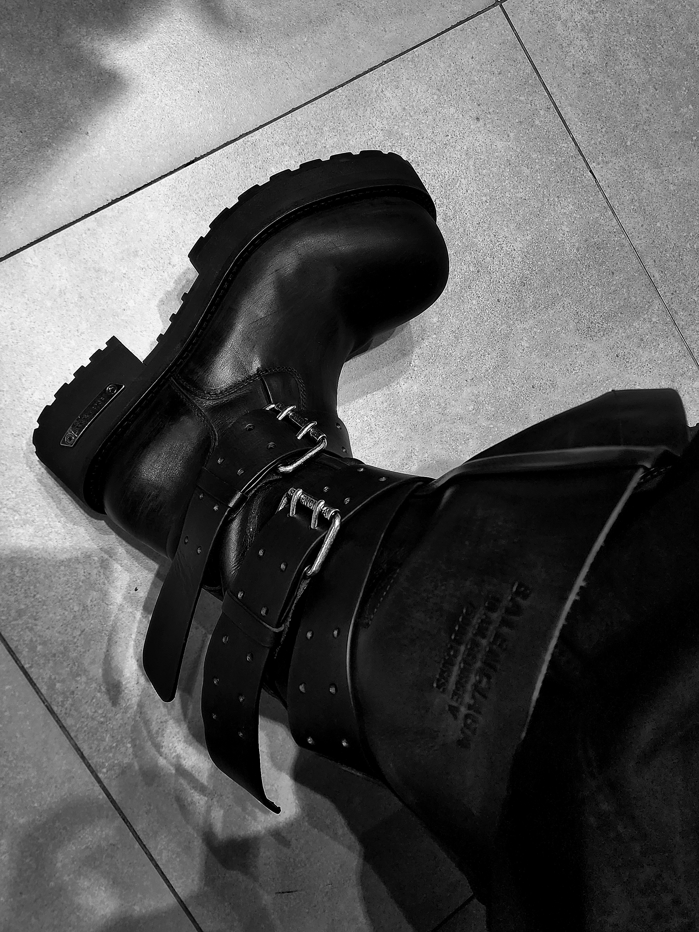Balenciaga Venom High Boot Black 착용 스타일 - 5