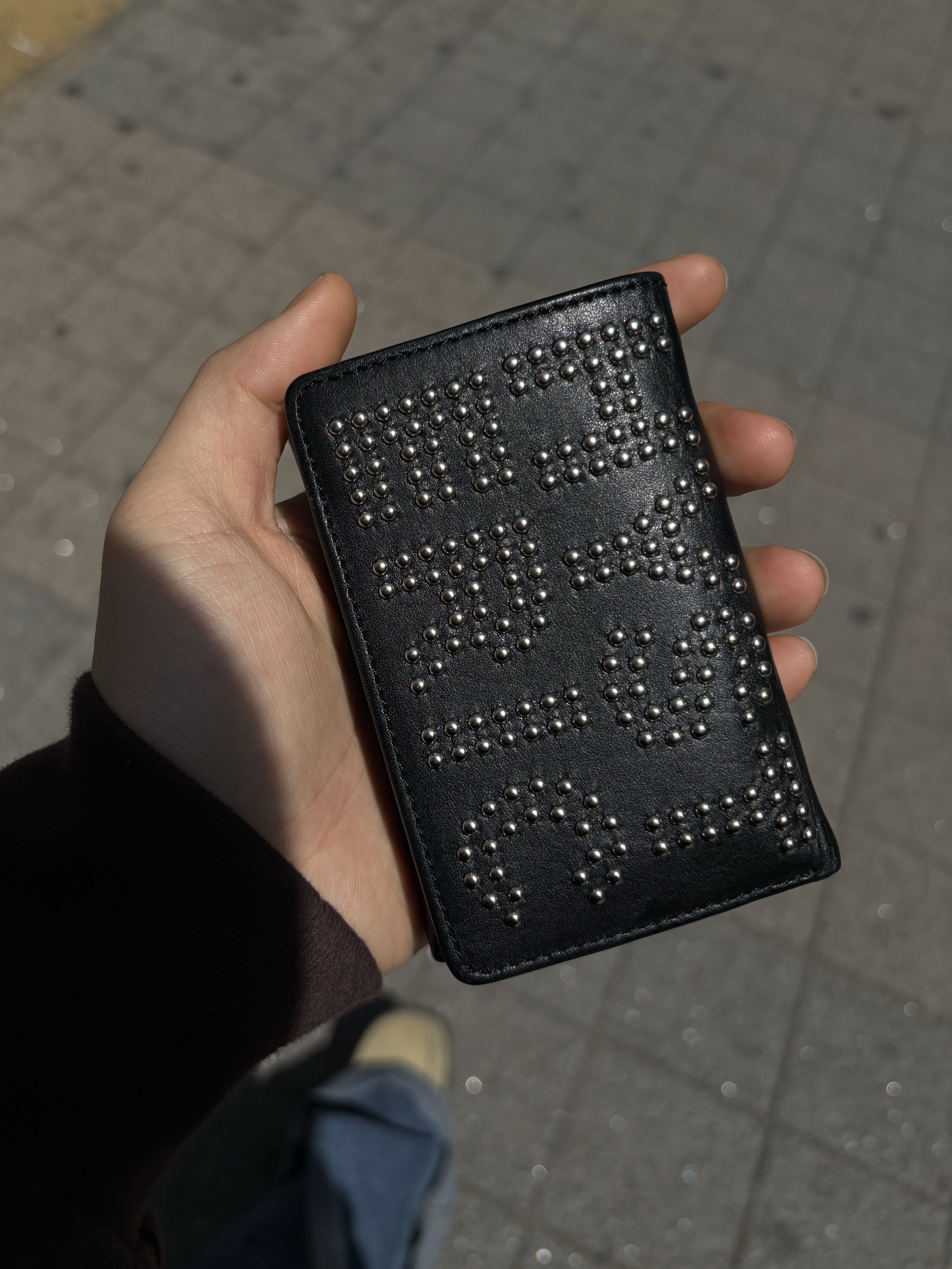 (W) Hysteric Glamour Logo Stud Tri-Fold Wallet Black 착용 스타일 - 1