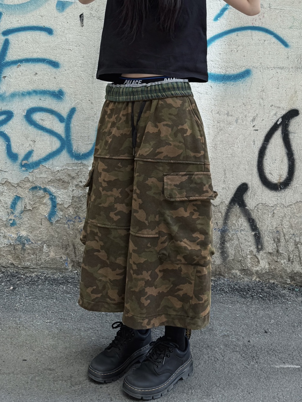 Mischief Lightweight Zip Around Backpack Black, Dr. Martens Reeder Wyoming Leather Utility Shoes Black 착용 스타일 - 4