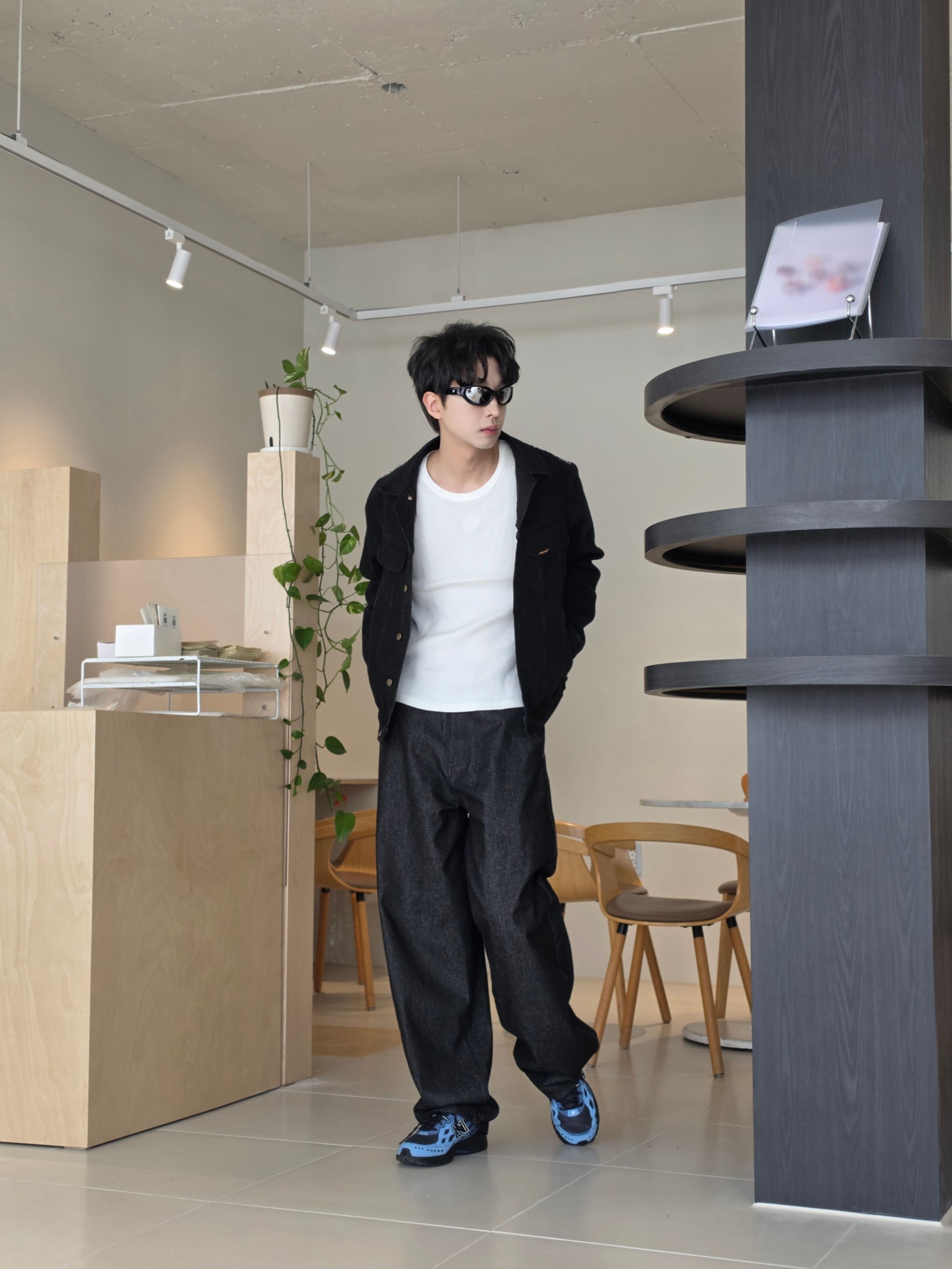 ersco Ancient Denim Trucker Jacket Black, New Balance 1906W Black NB Navy Dark Shoreline Blue 착용 스타일 - 3